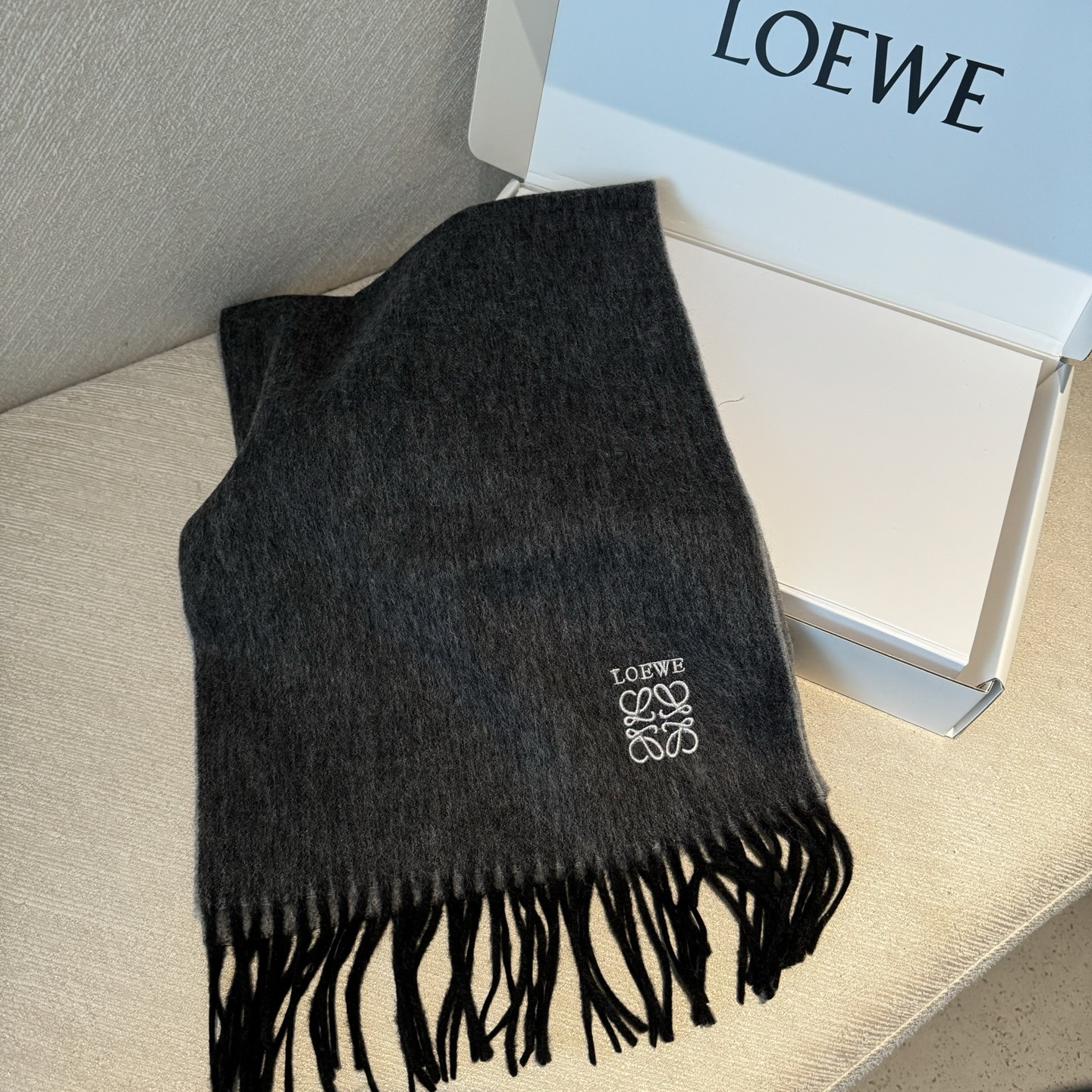 🆕 【▪Loewe · 罗意威️难得一见的温柔配色，低调又不失优雅❗️】重点推荐❗️双面配色，一条围巾两