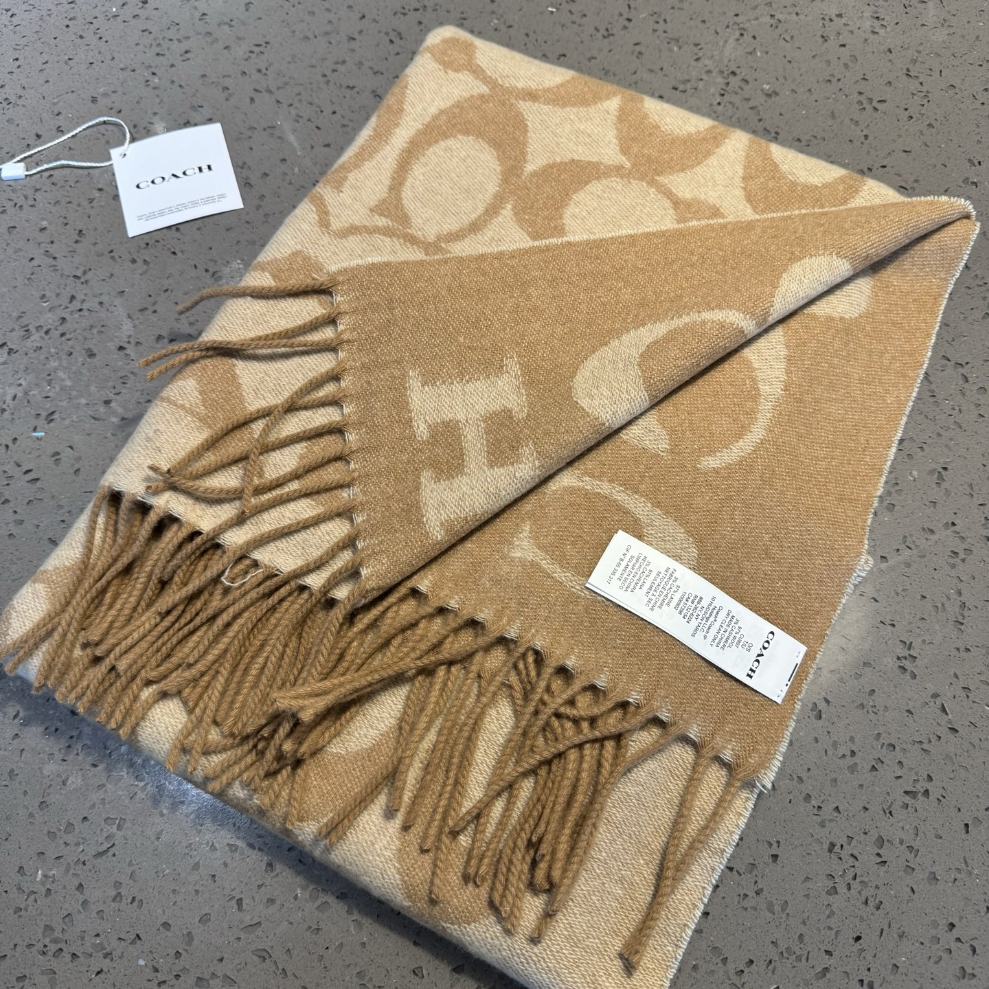 蔻驰 2025年新款到！Coach爆款！3色披肩也太好看了吧！不仅有颜值还有品质，手感超级软糯和舒服，尺
