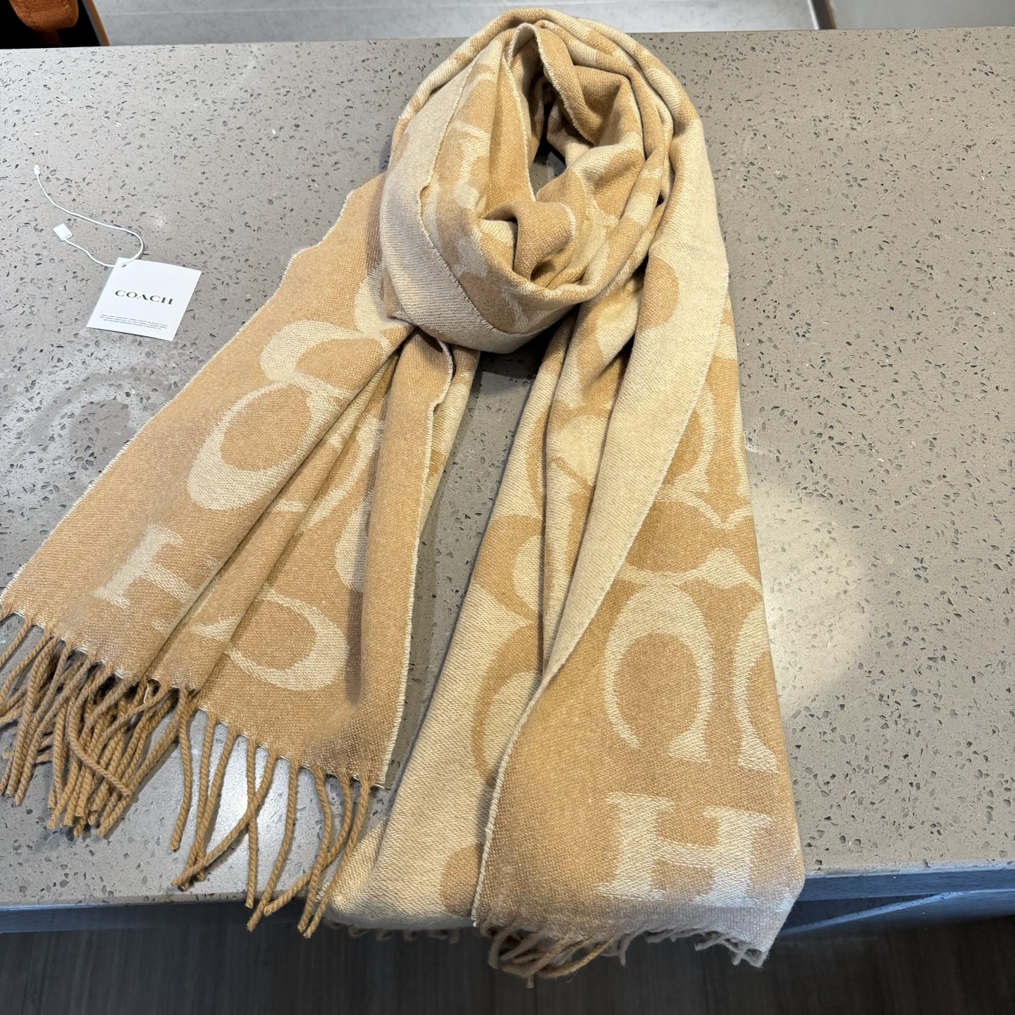 蔻驰 2025年新款到！Coach爆款！3色披肩也太好看了吧！不仅有颜值还有品质，手感超级软糯和舒服，尺