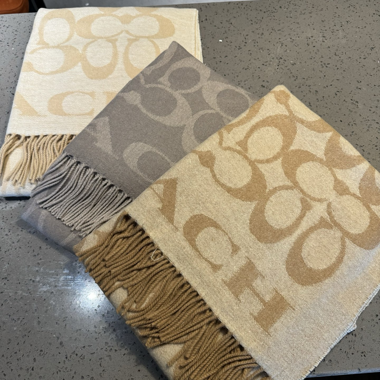 蔻驰 2025年新款到！Coach爆款！3色披肩也太好看了吧！不仅有颜值还有品质，手感超级软糯和舒服，尺