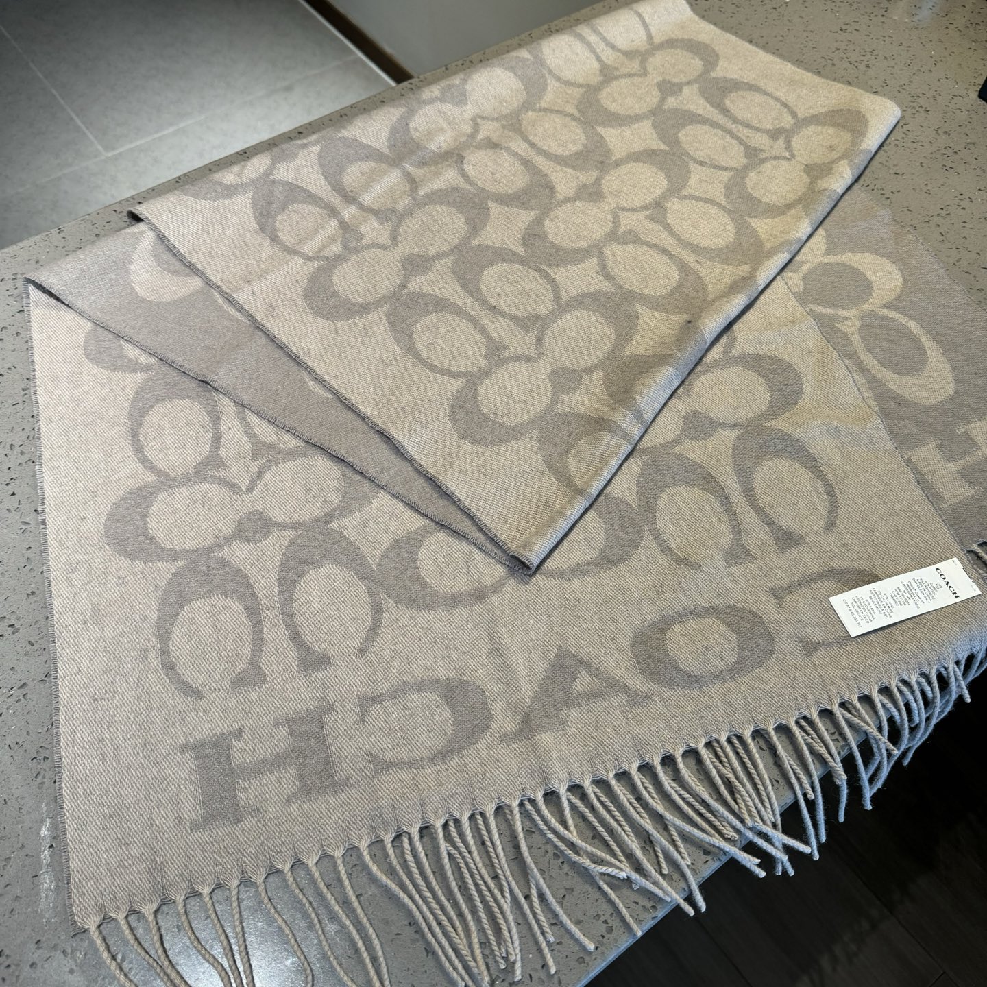 蔻驰 2025年新款到！Coach爆款！3色披肩也太好看了吧！不仅有颜值还有品质，手感超级软糯和舒服，尺