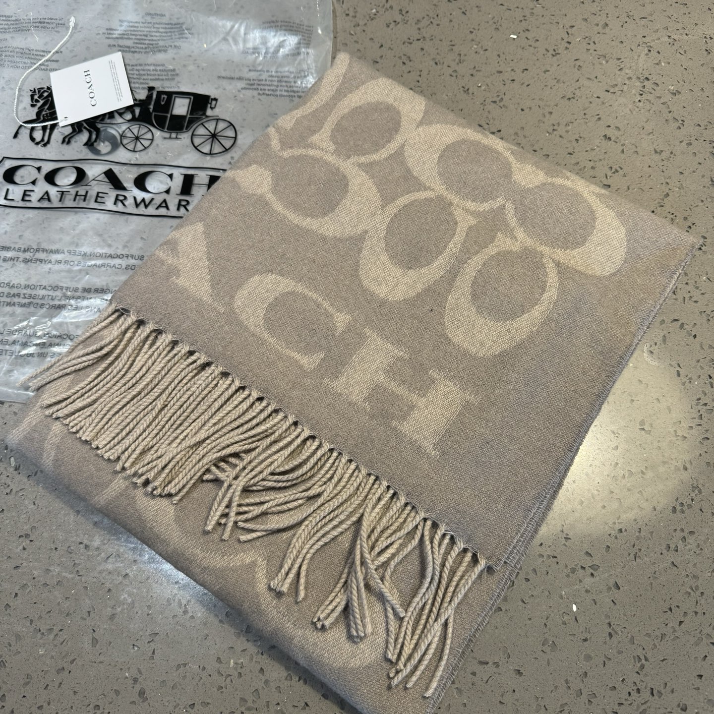 蔻驰 2025年新款到！Coach爆款！3色披肩也太好看了吧！不仅有颜值还有品质，手感超级软糯和舒服，尺