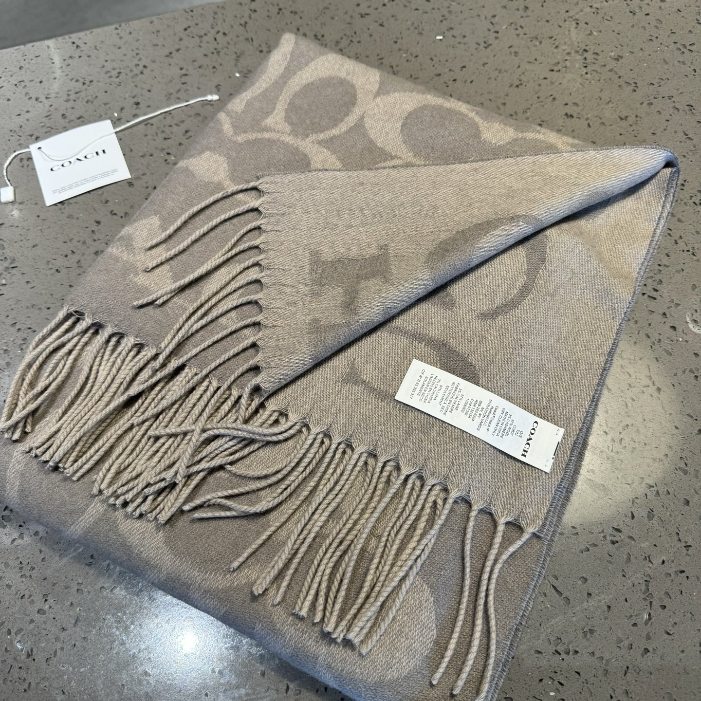 蔻驰 2025年新款到！Coach爆款！3色披肩也太好看了吧！不仅有颜值还有品质，手感超级软糯和舒服，尺