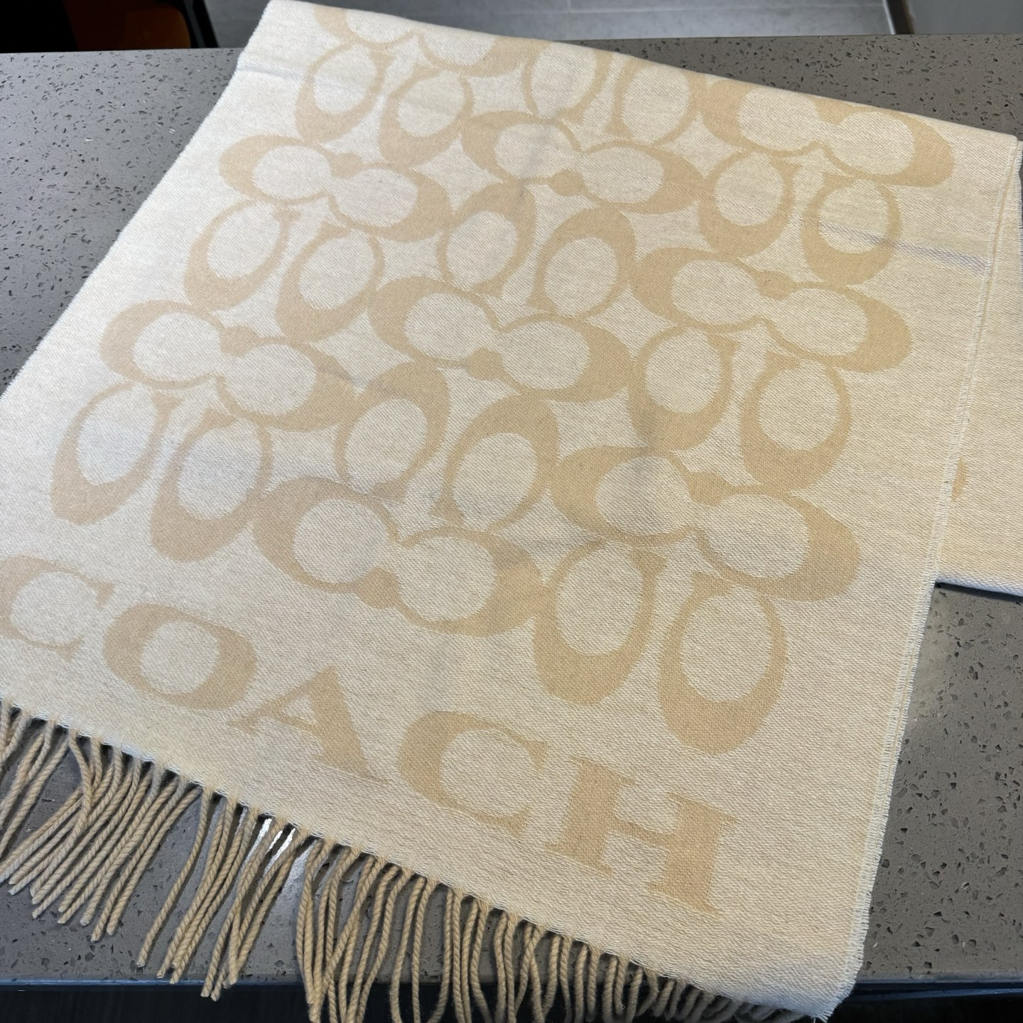 蔻驰 2025年新款到！Coach爆款！3色披肩也太好看了吧！不仅有颜值还有品质，手感超级软糯和舒服，尺