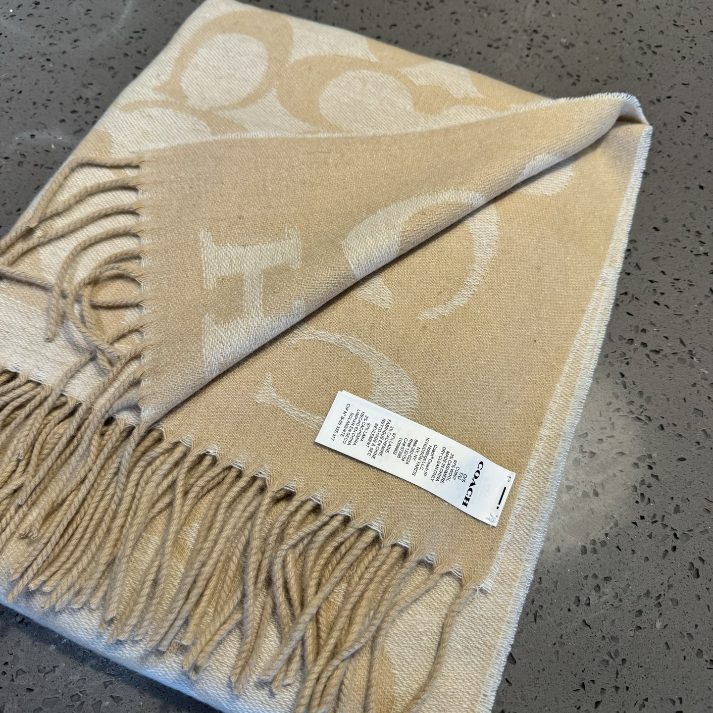 蔻驰 2025年新款到！Coach爆款！3色披肩也太好看了吧！不仅有颜值还有品质，手感超级软糯和舒服，尺