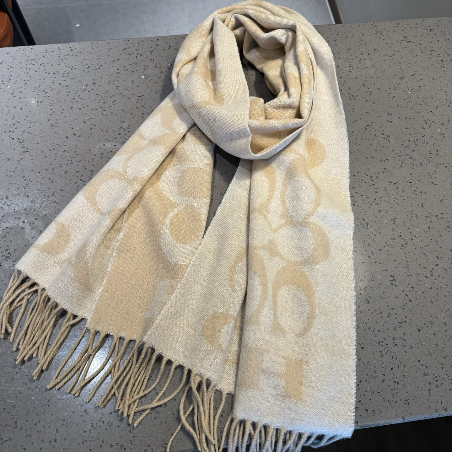 蔻驰 2025年新款到！Coach爆款！3色披肩也太好看了吧！不仅有颜值还有品质，手感超级软糯和舒服，尺