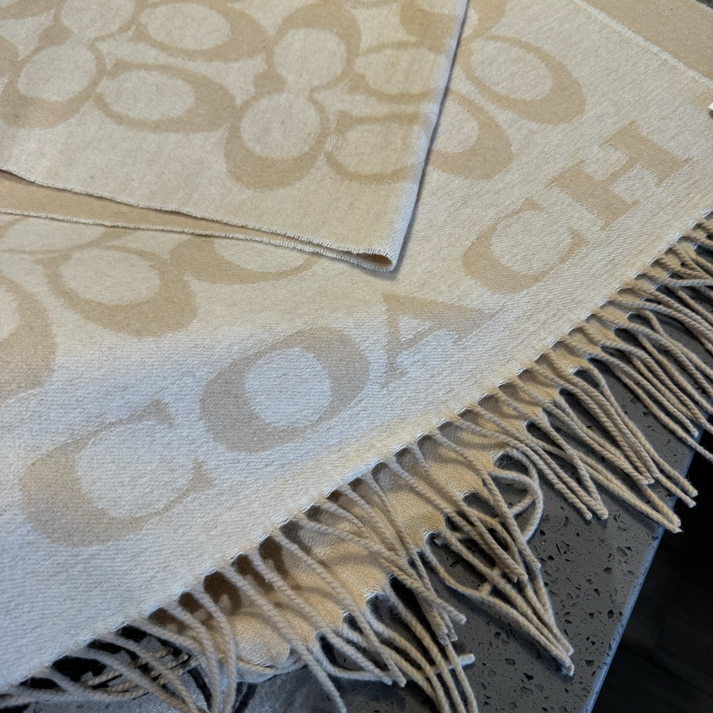 蔻驰 2025年新款到！Coach爆款！3色披肩也太好看了吧！不仅有颜值还有品质，手感超级软糯和舒服，尺