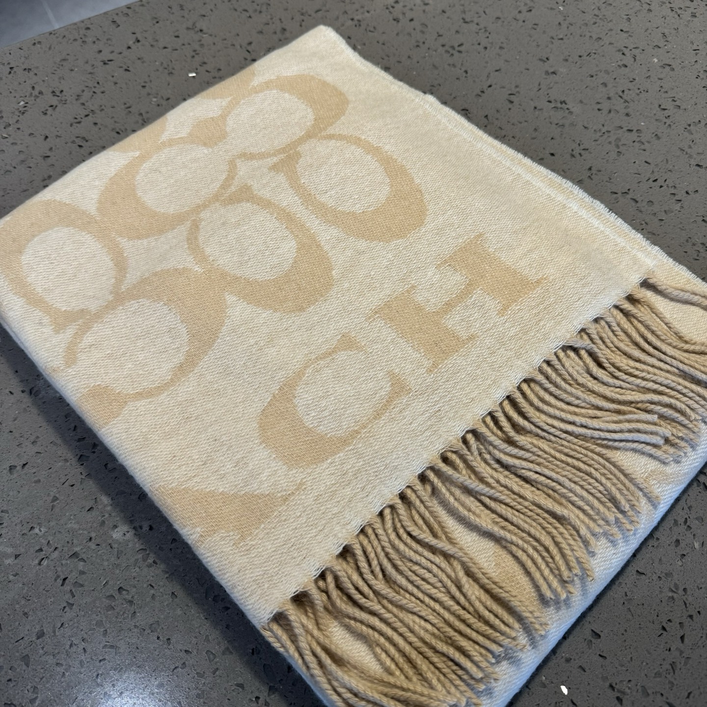 蔻驰 2025年新款到！Coach爆款！3色披肩也太好看了吧！不仅有颜值还有品质，手感超级软糯和舒服，尺