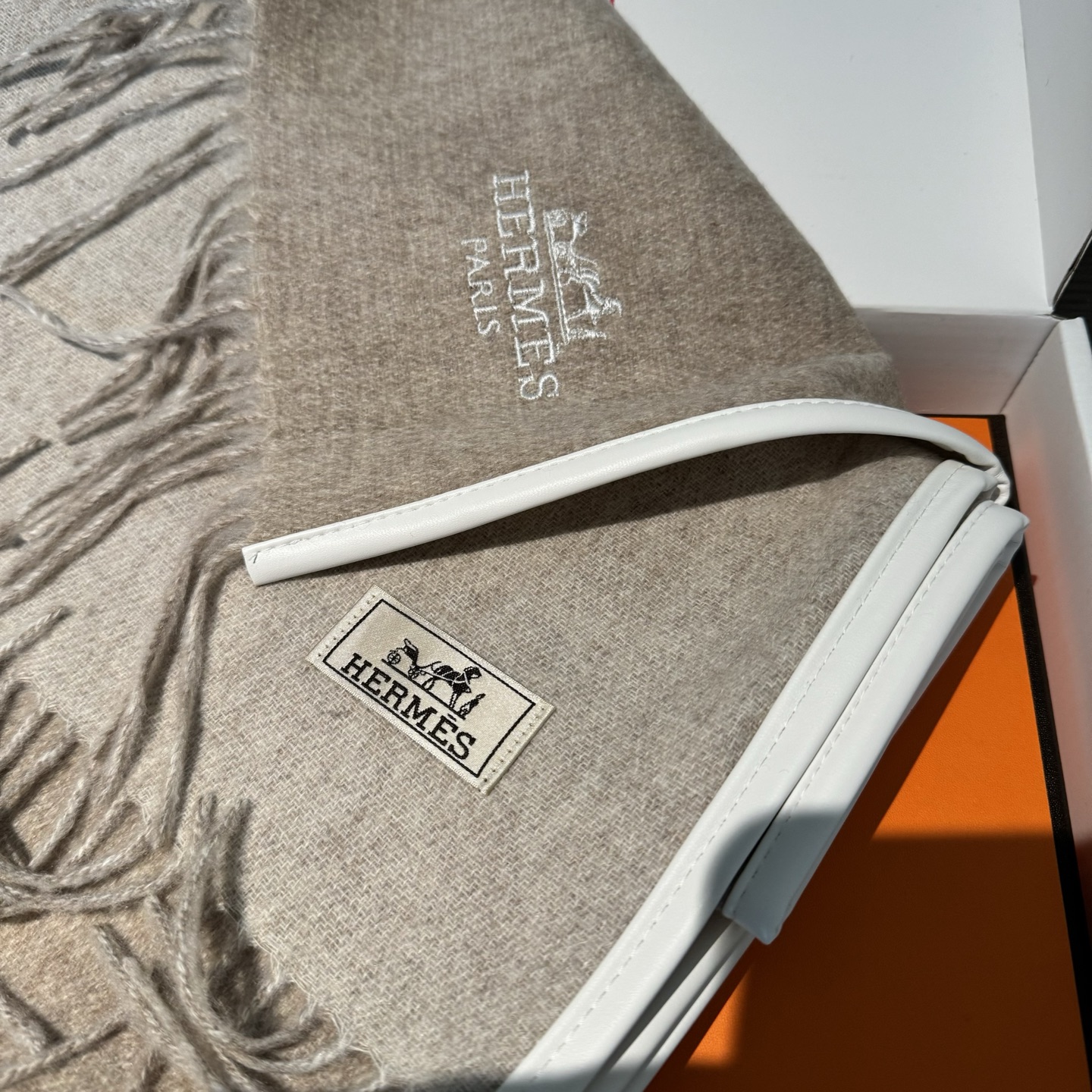 ✨✨【▪️Hermes新款！！男性荷尔蒙的魅力！！！ 】Hermes男士高端羊绒围巾！H真皮刺绣经典马头