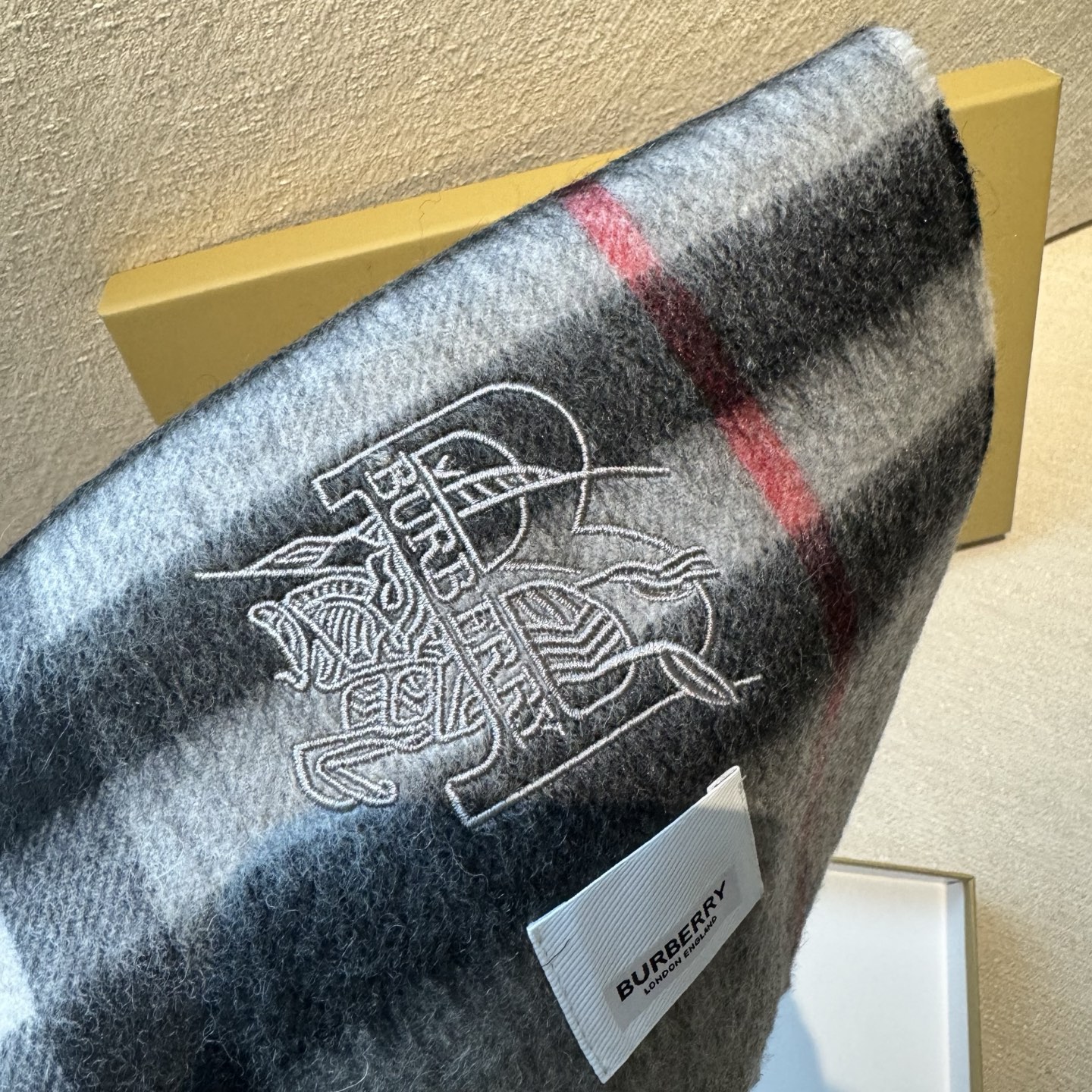 怒推走量新款🎊专柜新款(战马新标)重磅推荐🎊巴宝莉官网最新款💥 100%顶级山羊绒材质。非常保暖👑 柔软