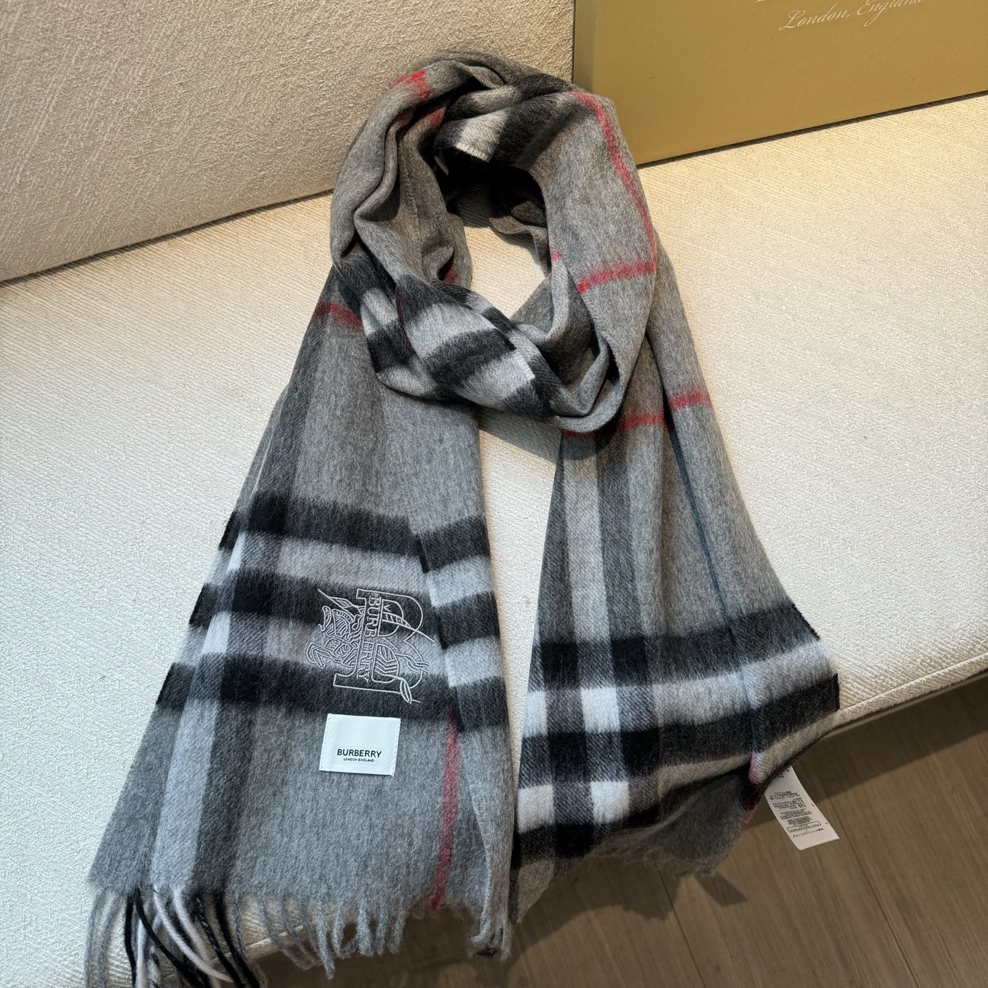 怒推走量新款🎊专柜新款(战马新标)重磅推荐🎊巴宝莉官网最新款💥 100%顶级山羊绒材质。非常保暖👑 柔软