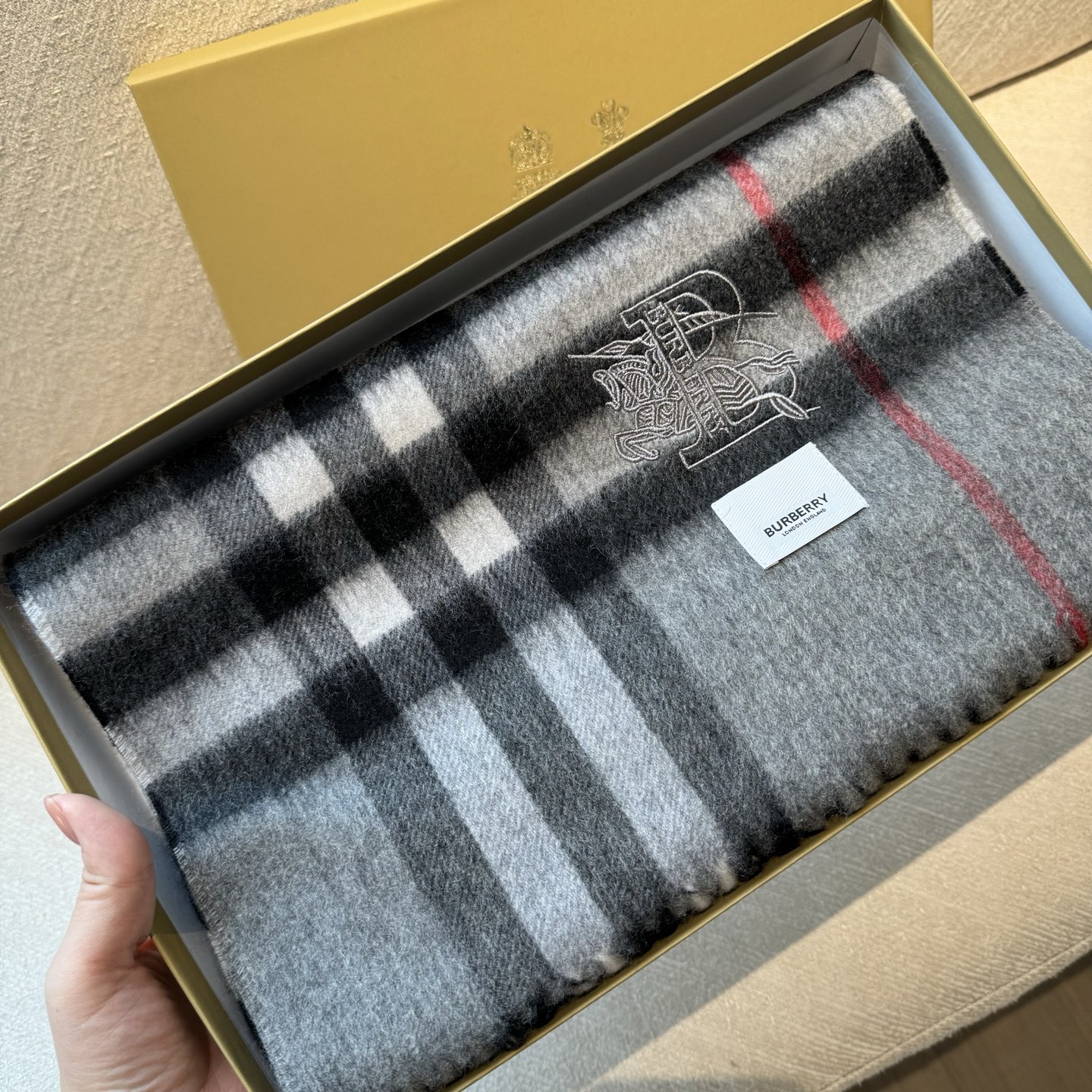 怒推走量新款🎊专柜新款(战马新标)重磅推荐🎊巴宝莉官网最新款💥 100%顶级山羊绒材质。非常保暖👑 柔软