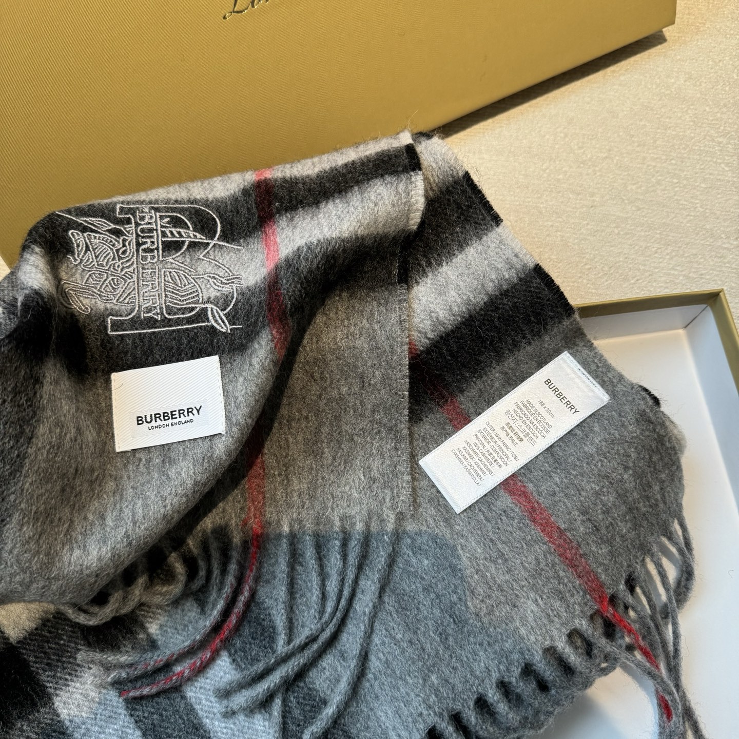 怒推走量新款🎊专柜新款(战马新标)重磅推荐🎊巴宝莉官网最新款💥 100%顶级山羊绒材质。非常保暖👑 柔软