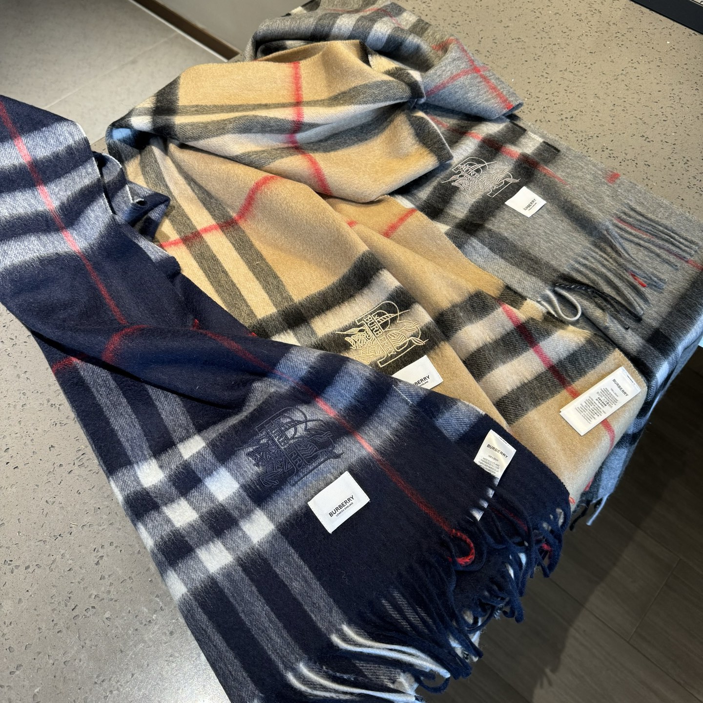 怒推走量新款🎊专柜新款(战马新标)重磅推荐🎊巴宝莉官网最新款💥 100%顶级山羊绒材质。非常保暖👑 柔软