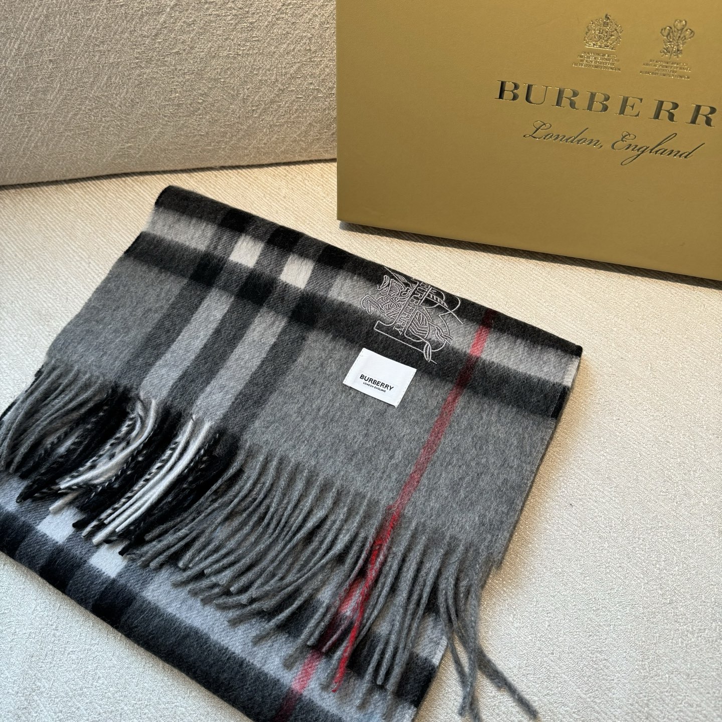 怒推走量新款🎊专柜新款(战马新标)重磅推荐🎊巴宝莉官网最新款💥 100%顶级山羊绒材质。非常保暖👑 柔软