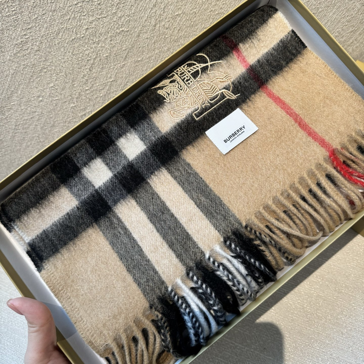 怒推走量新款🎊专柜新款(战马新标)重磅推荐🎊巴宝莉官网最新款💥 100%顶级山羊绒材质。非常保暖👑 柔软