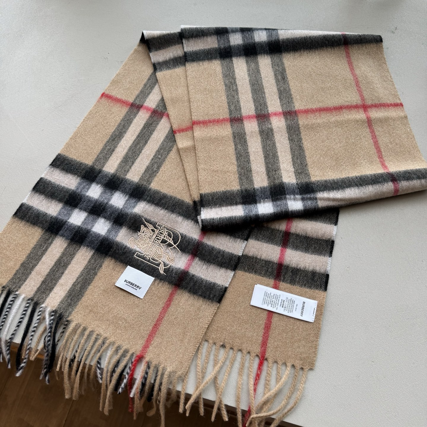 怒推走量新款🎊专柜新款(战马新标)重磅推荐🎊巴宝莉官网最新款💥 100%顶级山羊绒材质。非常保暖👑 柔软