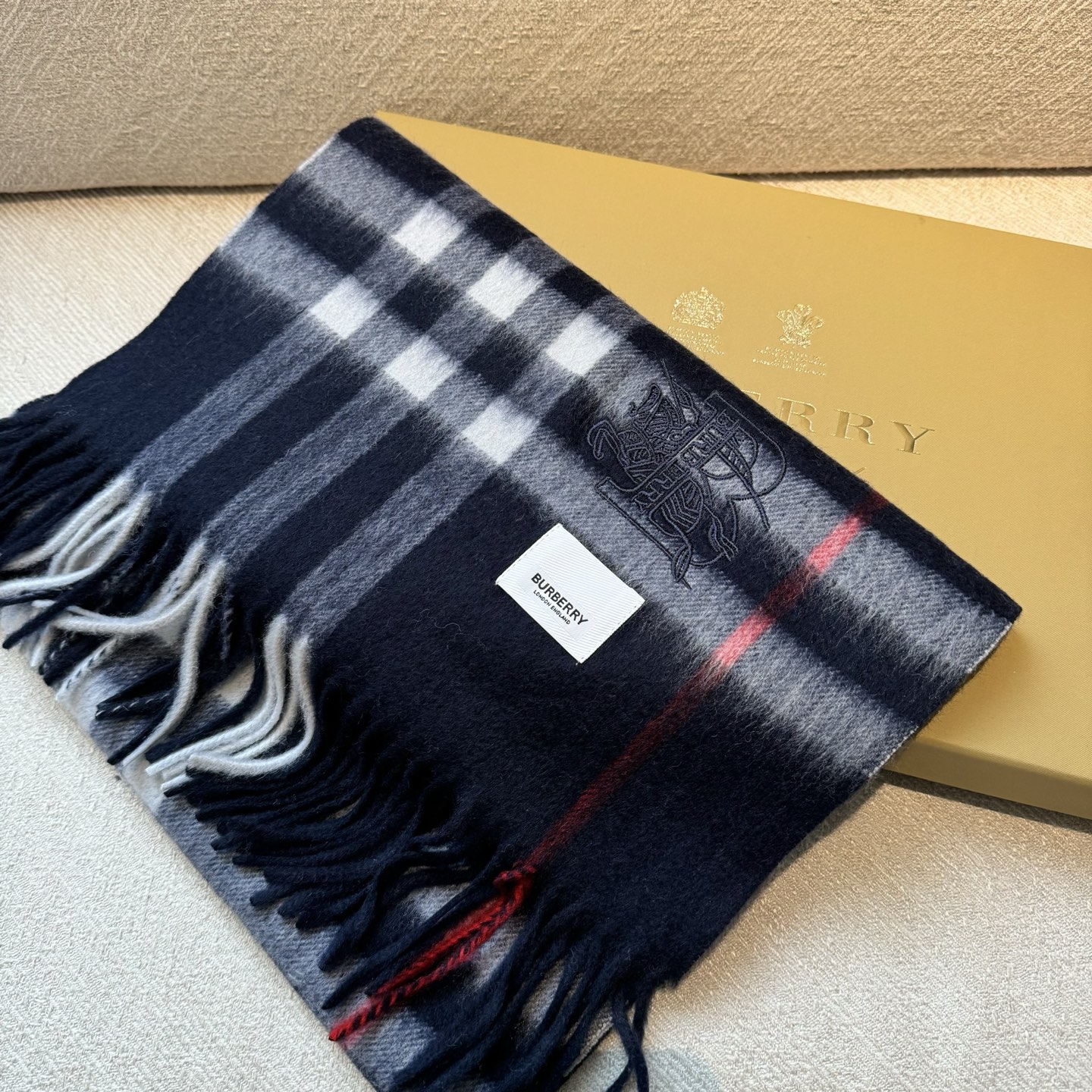 怒推走量新款🎊专柜新款(战马新标)重磅推荐🎊巴宝莉官网最新款💥 100%顶级山羊绒材质。非常保暖👑 柔软