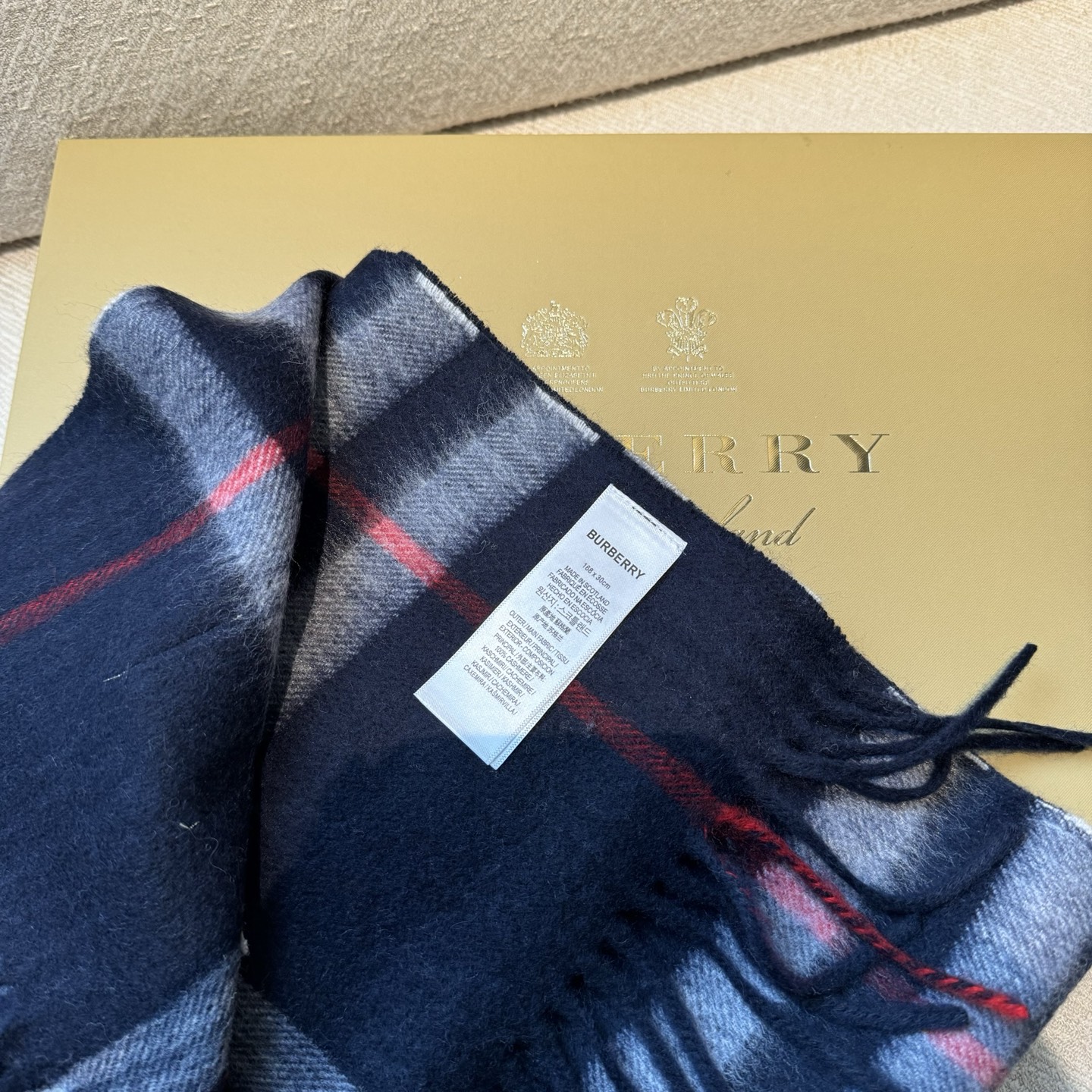 怒推走量新款🎊专柜新款(战马新标)重磅推荐🎊巴宝莉官网最新款💥 100%顶级山羊绒材质。非常保暖👑 柔软