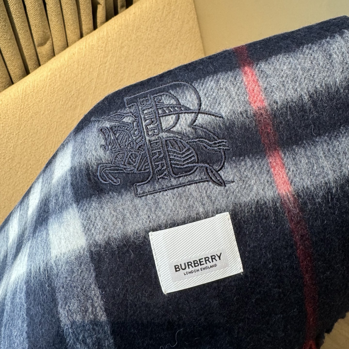 怒推走量新款🎊专柜新款(战马新标)重磅推荐🎊巴宝莉官网最新款💥 100%顶级山羊绒材质。非常保暖👑 柔软