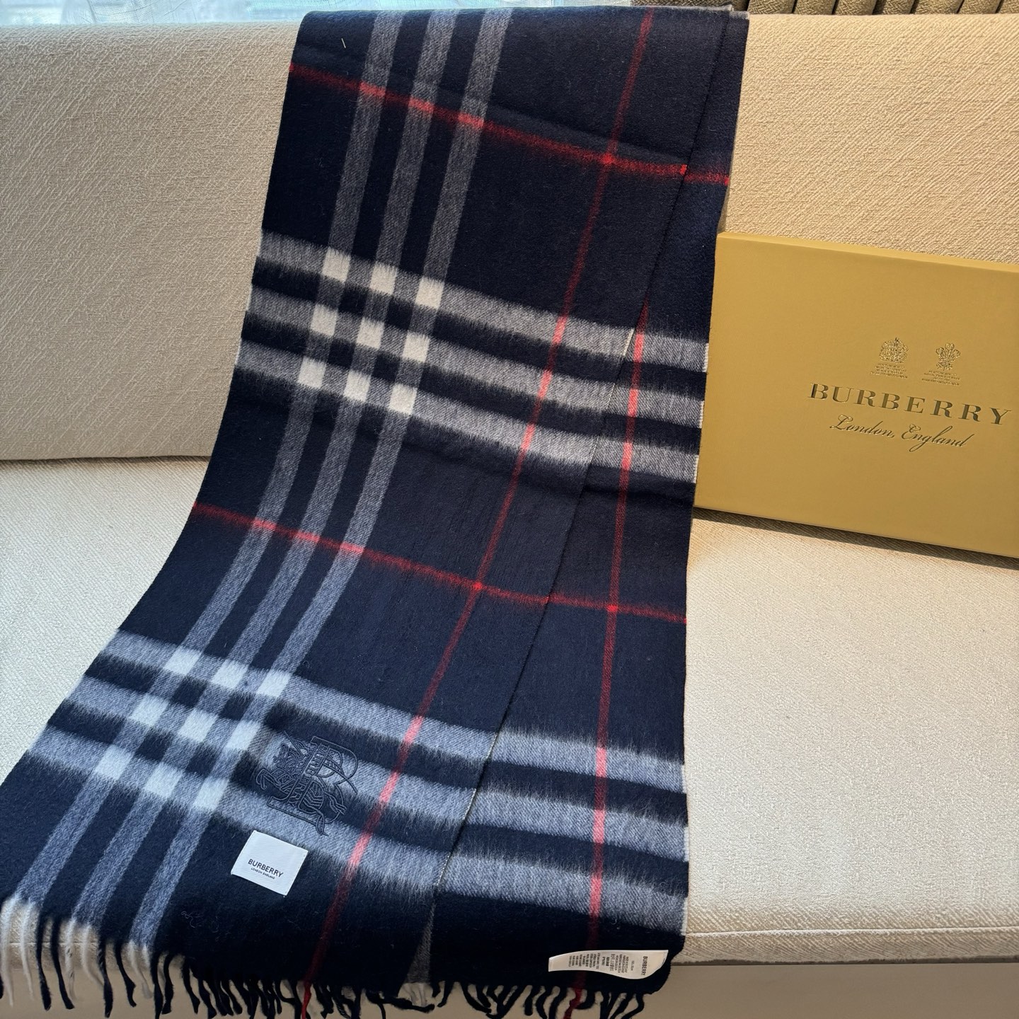 怒推走量新款🎊专柜新款(战马新标)重磅推荐🎊巴宝莉官网最新款💥 100%顶级山羊绒材质。非常保暖👑 柔软