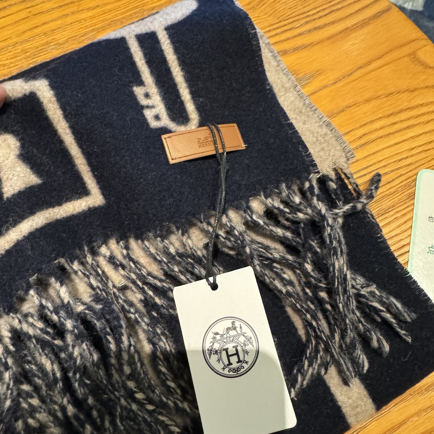 爱马仕全网都爱的一款H钥匙双面羊绒围巾，Casaque Porte-Clefs触感柔软细腻 软软绵绵如云