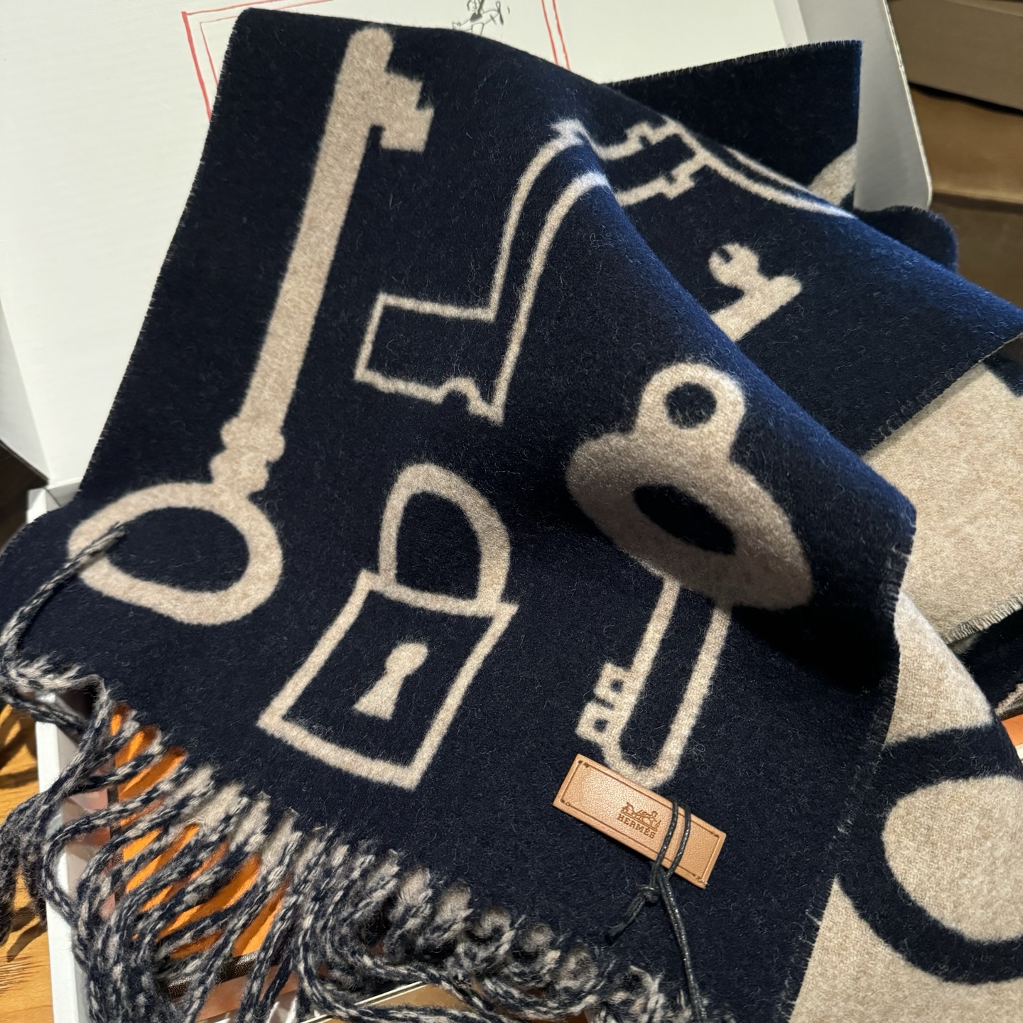 爱马仕全网都爱的一款H钥匙双面羊绒围巾，Casaque Porte-Clefs触感柔软细腻 软软绵绵如云