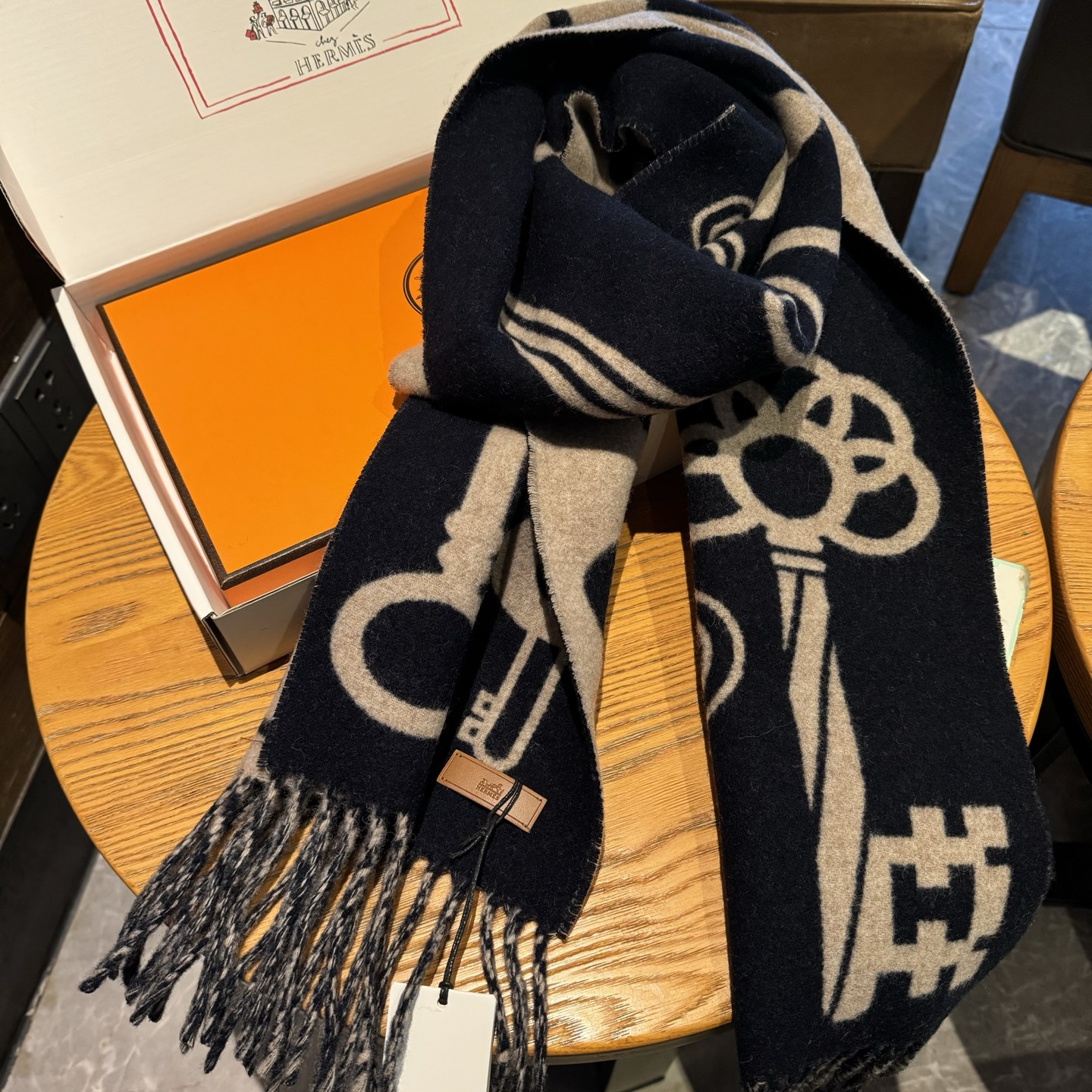 爱马仕全网都爱的一款H钥匙双面羊绒围巾，Casaque Porte-Clefs触感柔软细腻 软软绵绵如云