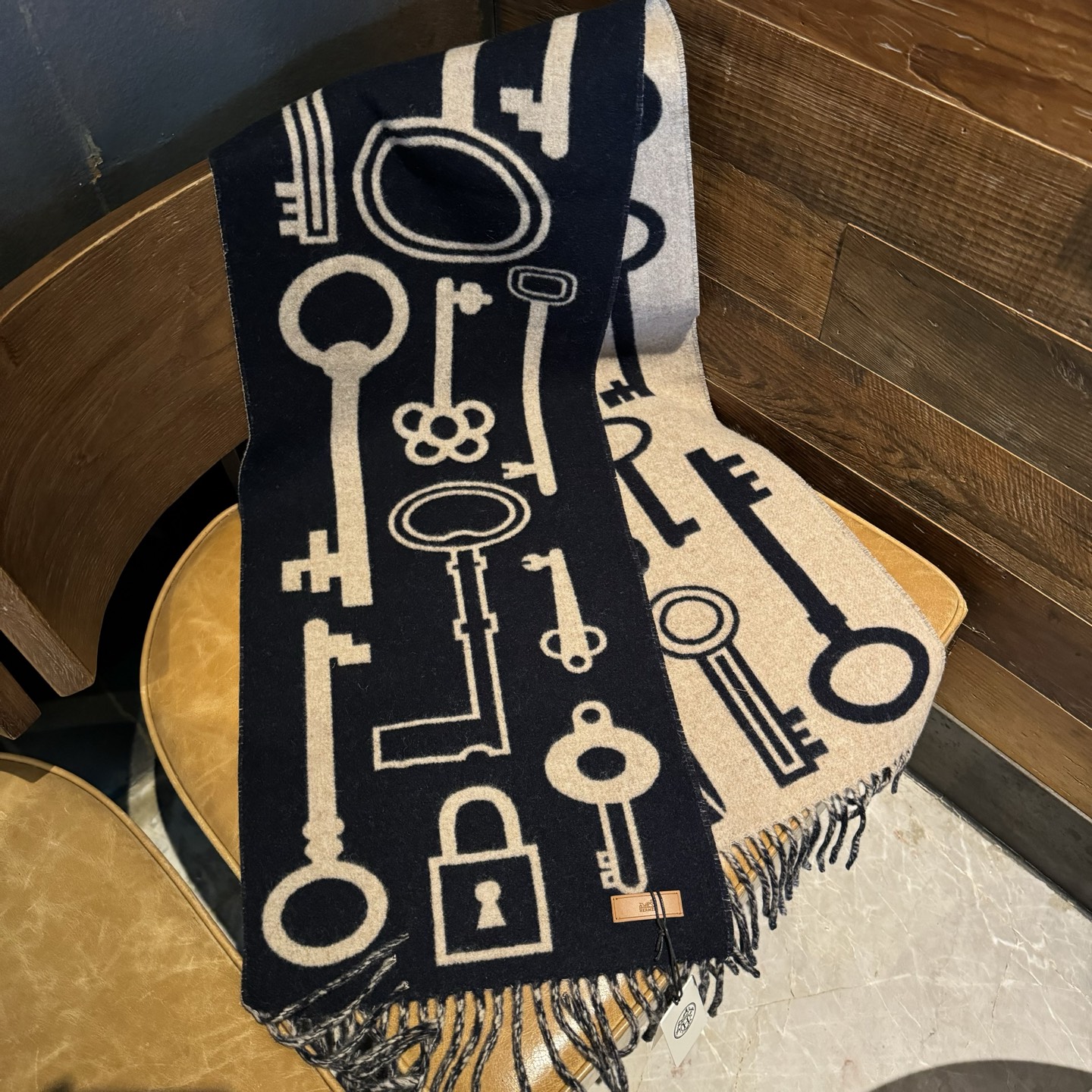 爱马仕全网都爱的一款H钥匙双面羊绒围巾，Casaque Porte-Clefs触感柔软细腻 软软绵绵如云