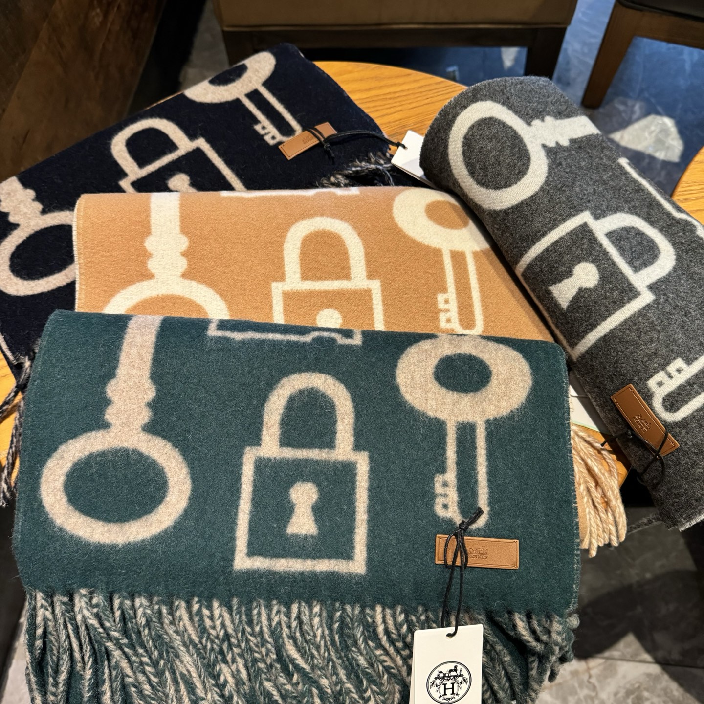 爱马仕全网都爱的一款H钥匙双面羊绒围巾，Casaque Porte-Clefs触感柔软细腻 软软绵绵如云