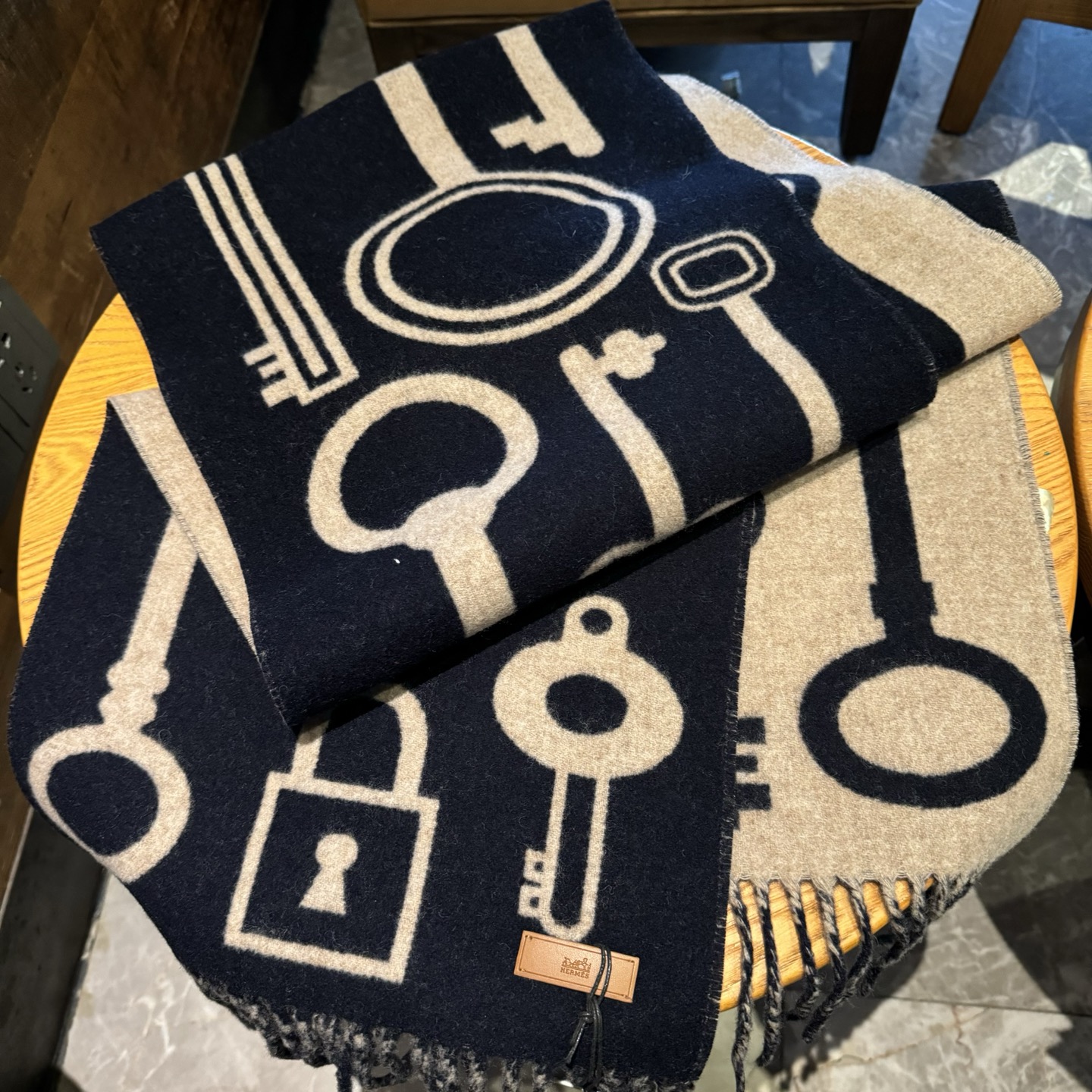 爱马仕全网都爱的一款H钥匙双面羊绒围巾，Casaque Porte-Clefs触感柔软细腻 软软绵绵如云