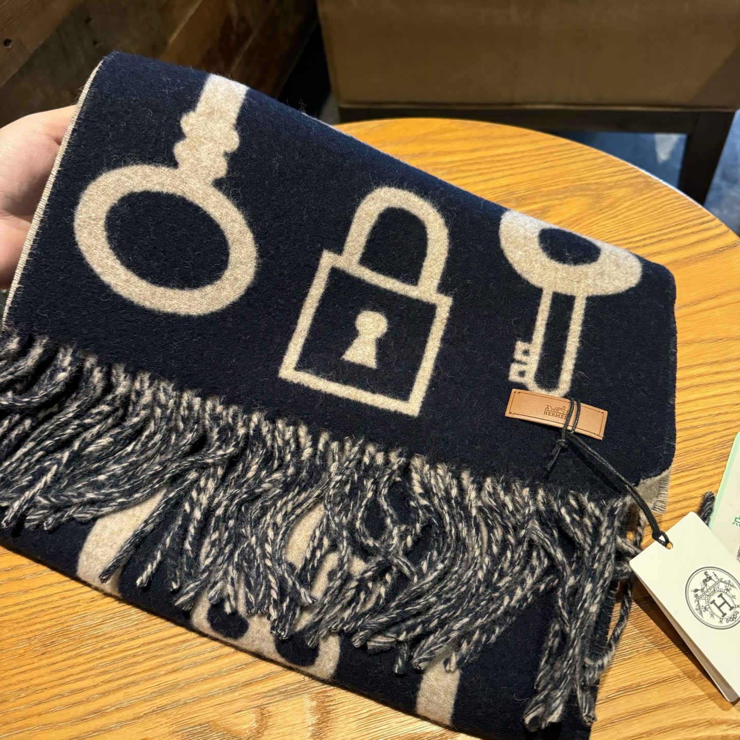 爱马仕全网都爱的一款H钥匙双面羊绒围巾，Casaque Porte-Clefs触感柔软细腻 软软绵绵如云