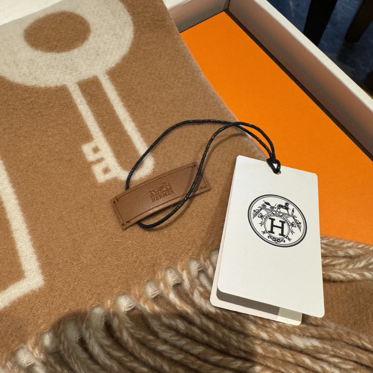 爱马仕全网都爱的一款H钥匙双面羊绒围巾，Casaque Porte-Clefs触感柔软细腻 软软绵绵如云