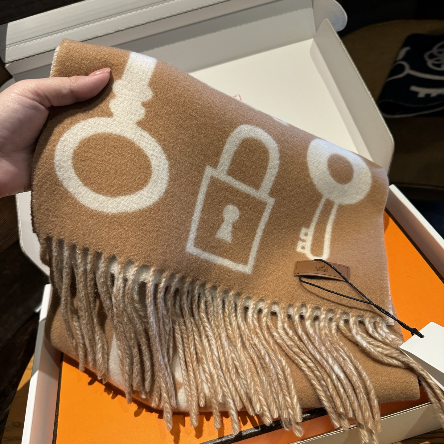 爱马仕全网都爱的一款H钥匙双面羊绒围巾，Casaque Porte-Clefs触感柔软细腻 软软绵绵如云