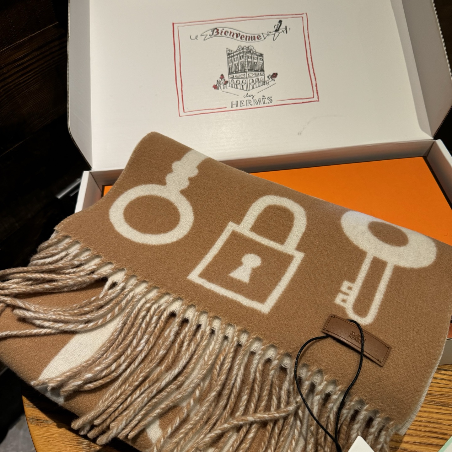 爱马仕全网都爱的一款H钥匙双面羊绒围巾，Casaque Porte-Clefs触感柔软细腻 软软绵绵如云