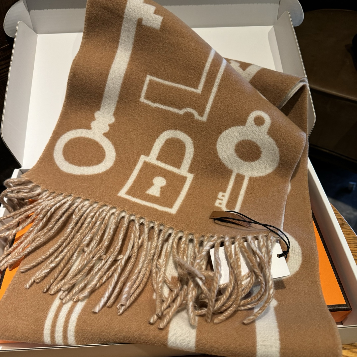 爱马仕全网都爱的一款H钥匙双面羊绒围巾，Casaque Porte-Clefs触感柔软细腻 软软绵绵如云