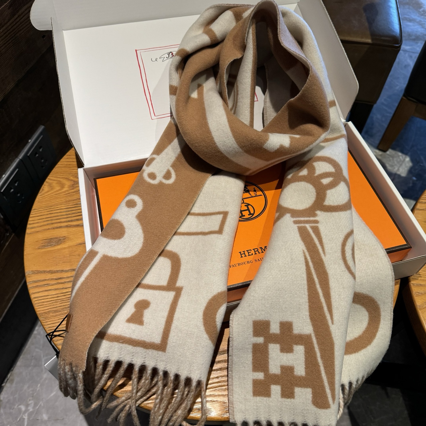 爱马仕全网都爱的一款H钥匙双面羊绒围巾，Casaque Porte-Clefs触感柔软细腻 软软绵绵如云