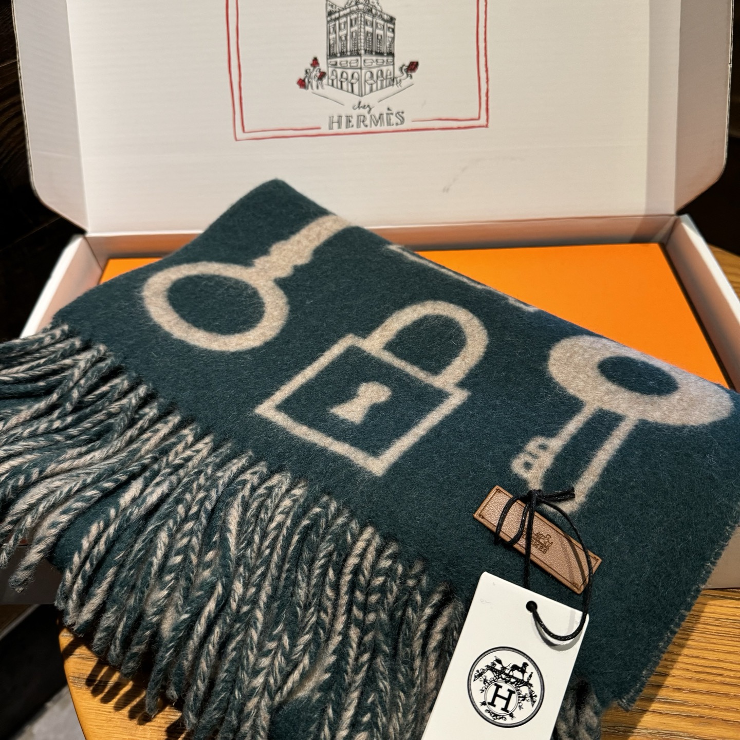 爱马仕全网都爱的一款H钥匙双面羊绒围巾，Casaque Porte-Clefs触感柔软细腻 软软绵绵如云