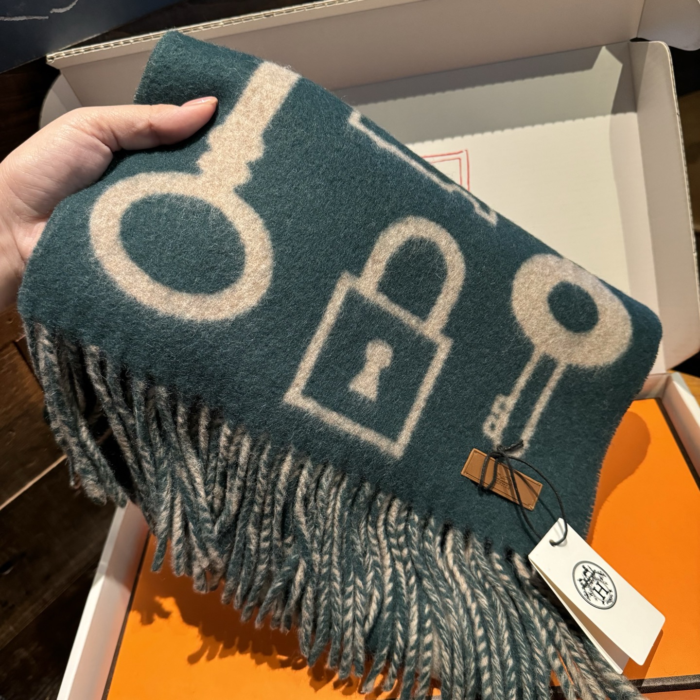 爱马仕全网都爱的一款H钥匙双面羊绒围巾，Casaque Porte-Clefs触感柔软细腻 软软绵绵如云