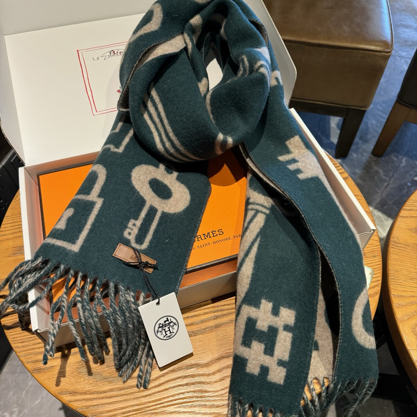 爱马仕全网都爱的一款H钥匙双面羊绒围巾，Casaque Porte-Clefs触感柔软细腻 软软绵绵如云