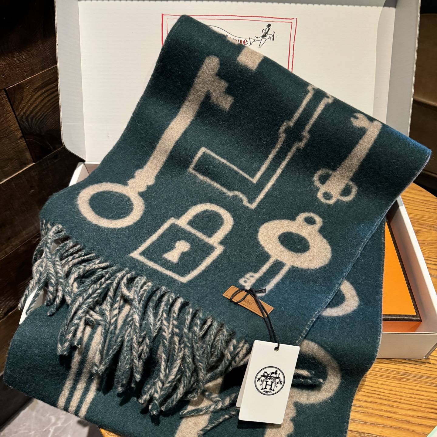 Hermès 爱马仕全网都爱的一款H钥匙双面羊绒围巾，Casaque