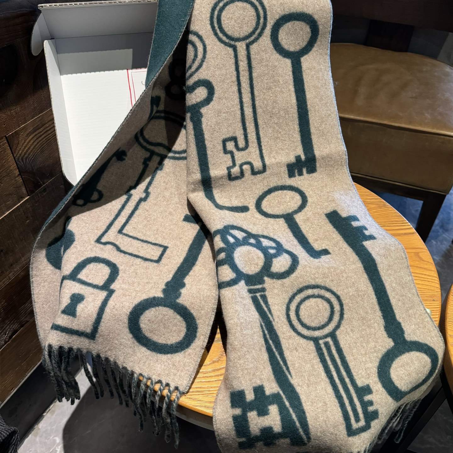 爱马仕全网都爱的一款H钥匙双面羊绒围巾，Casaque Porte-Clefs触感柔软细腻 软软绵绵如云