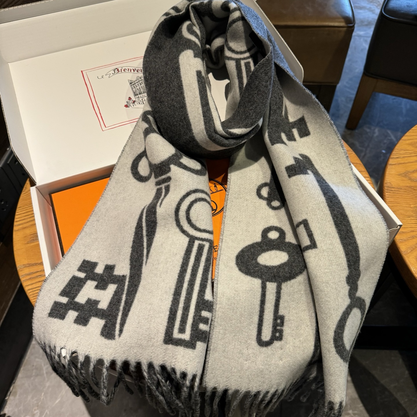 爱马仕全网都爱的一款H钥匙双面羊绒围巾，Casaque Porte-Clefs触感柔软细腻 软软绵绵如云