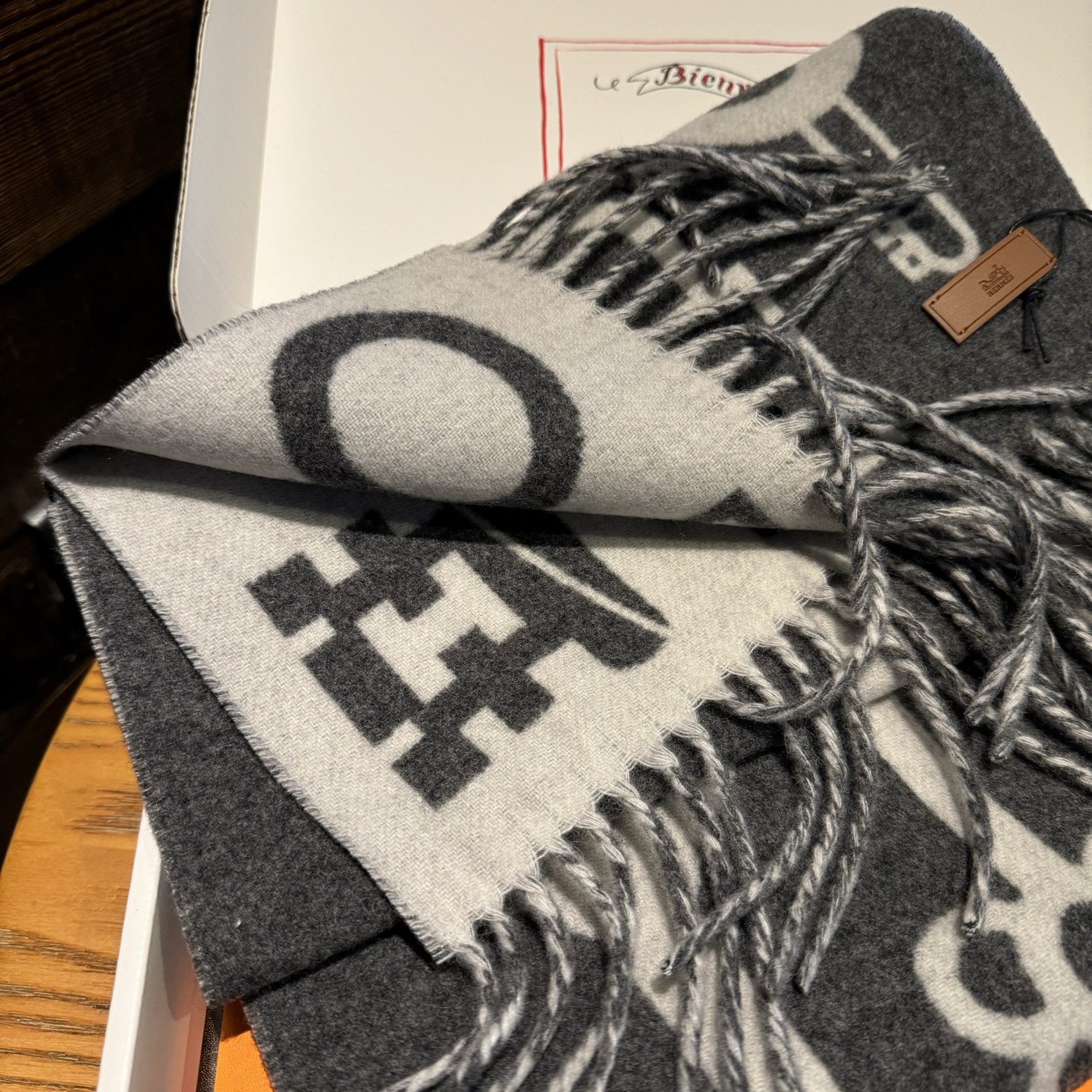 爱马仕全网都爱的一款H钥匙双面羊绒围巾，Casaque Porte-Clefs触感柔软细腻 软软绵绵如云