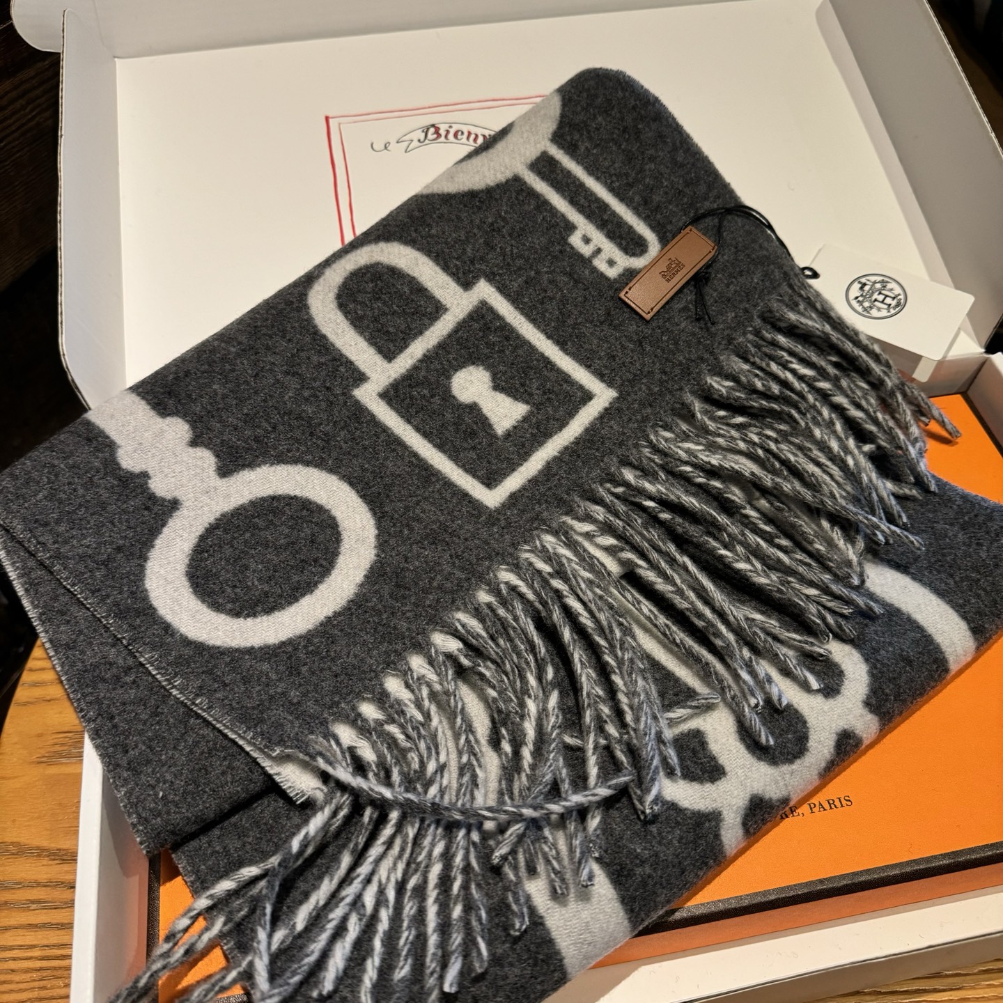 爱马仕全网都爱的一款H钥匙双面羊绒围巾，Casaque Porte-Clefs触感柔软细腻 软软绵绵如云