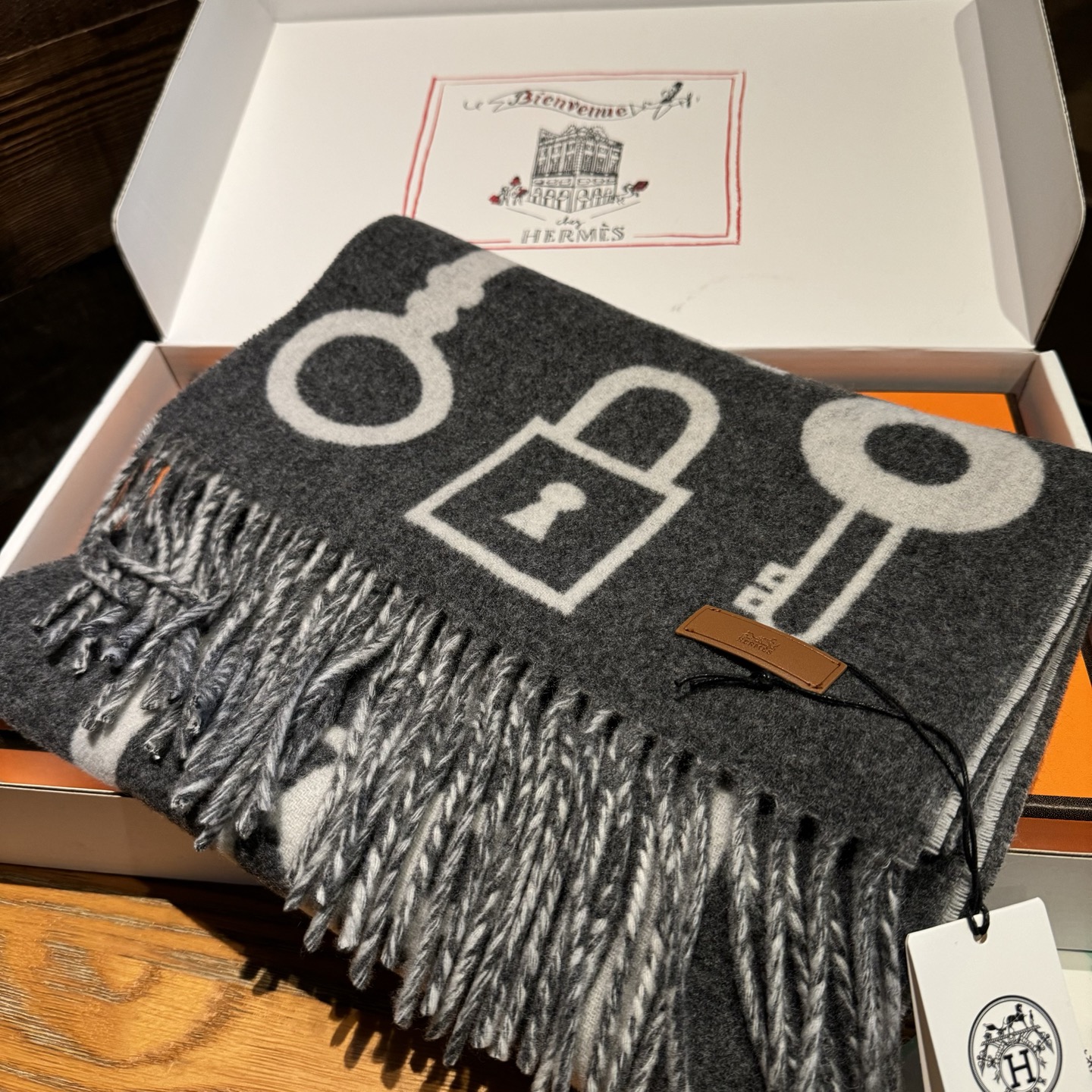 爱马仕全网都爱的一款H钥匙双面羊绒围巾，Casaque Porte-Clefs触感柔软细腻 软软绵绵如云