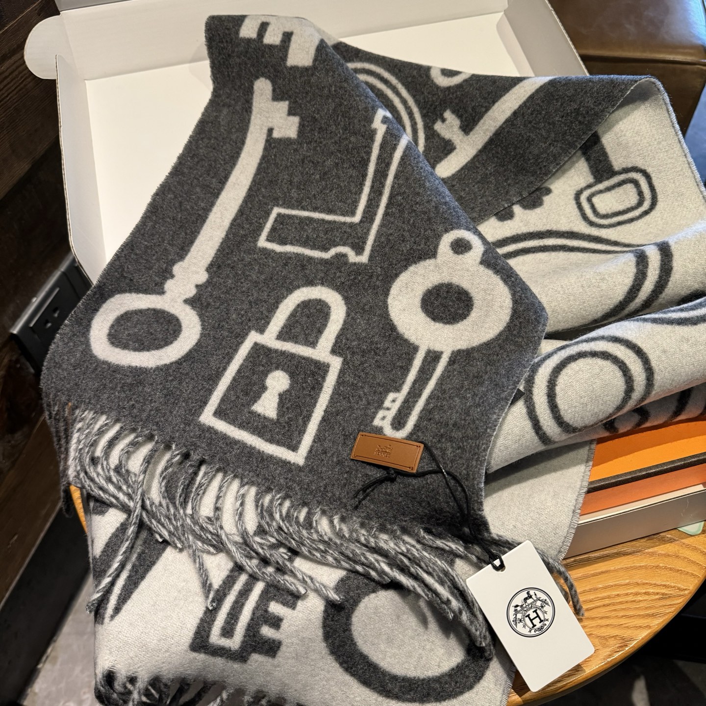 爱马仕全网都爱的一款H钥匙双面羊绒围巾，Casaque Porte-Clefs触感柔软细腻 软软绵绵如云