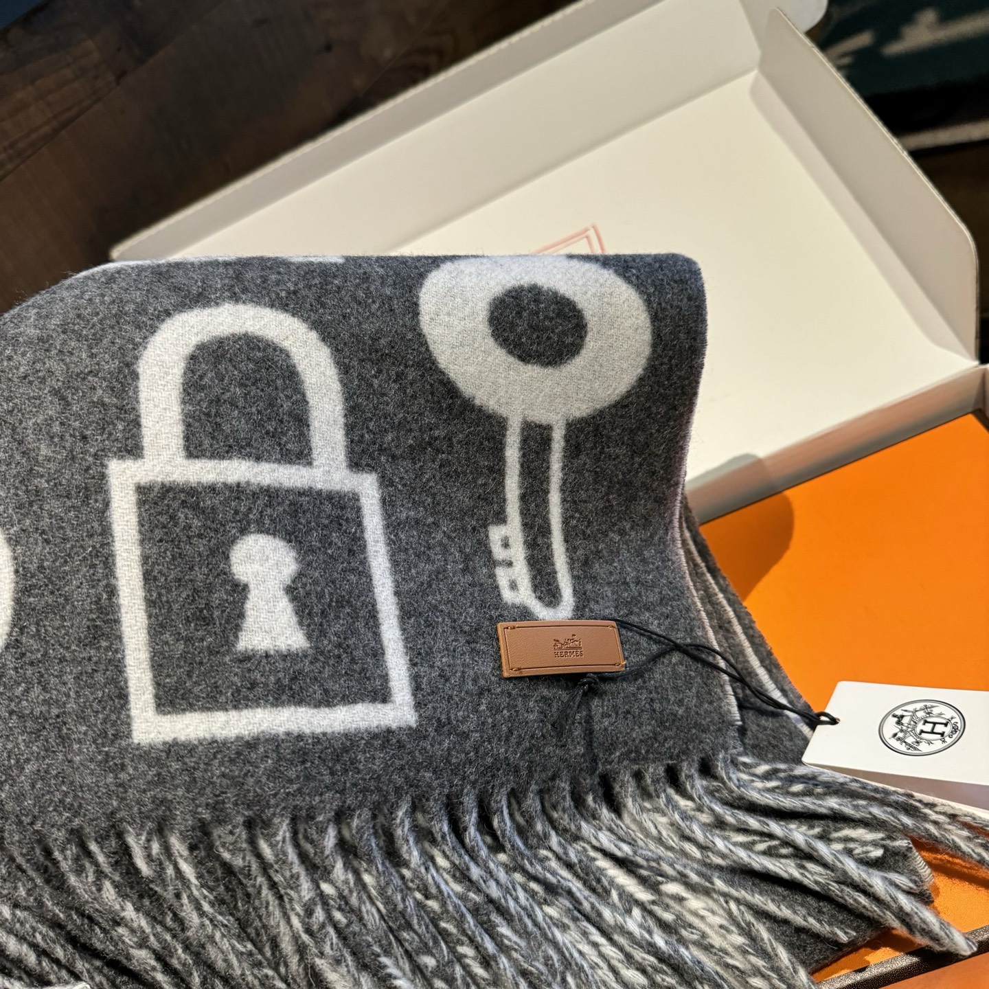 爱马仕全网都爱的一款H钥匙双面羊绒围巾，Casaque Porte-Clefs触感柔软细腻 软软绵绵如云