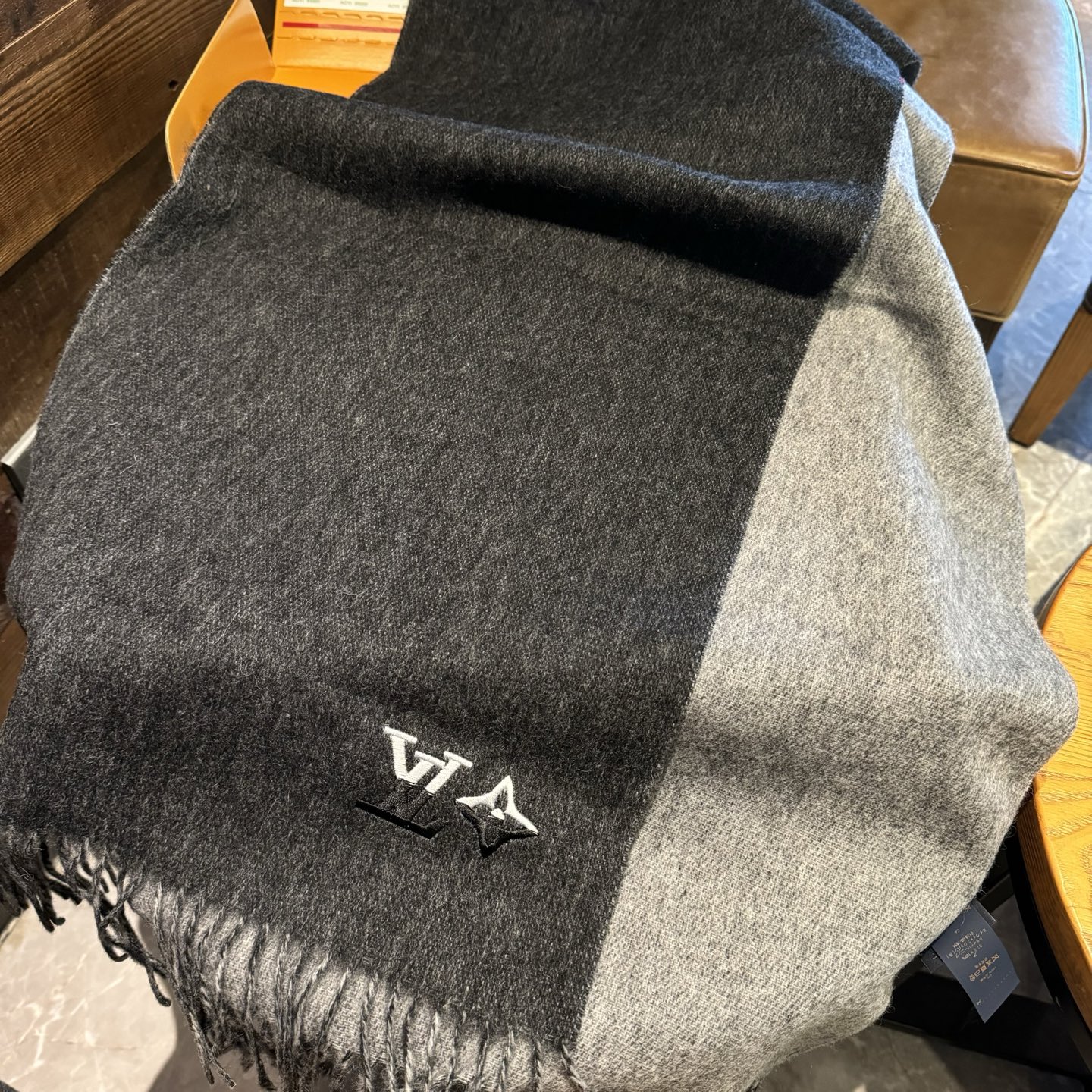 ✨✨怒赞自留，难得的高端男款‼️家属福利‼️LV非常正的男士围巾~面料大爱，非常柔软细腻舒服，‼️大气简