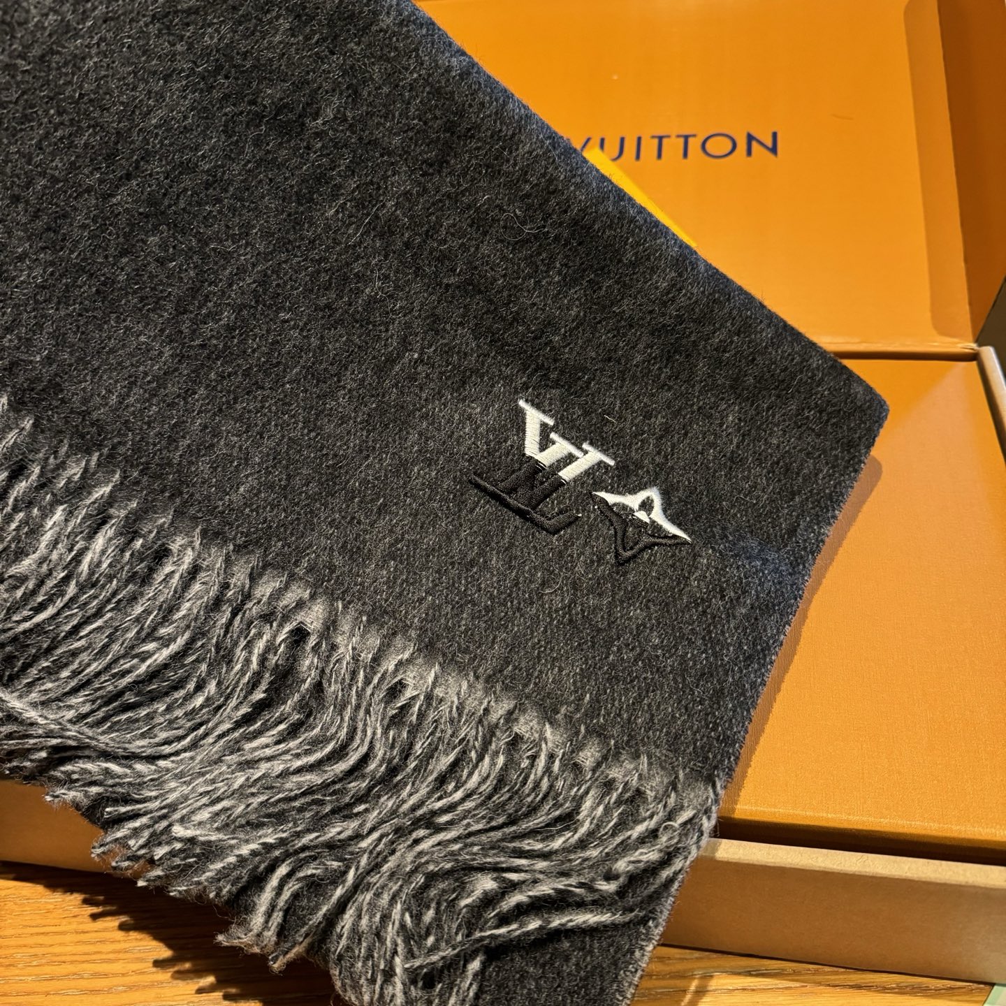 ✨✨怒赞自留，难得的高端男款‼️家属福利‼️LV非常正的男士围巾~面料大爱，非常柔软细腻舒服，‼️大气简